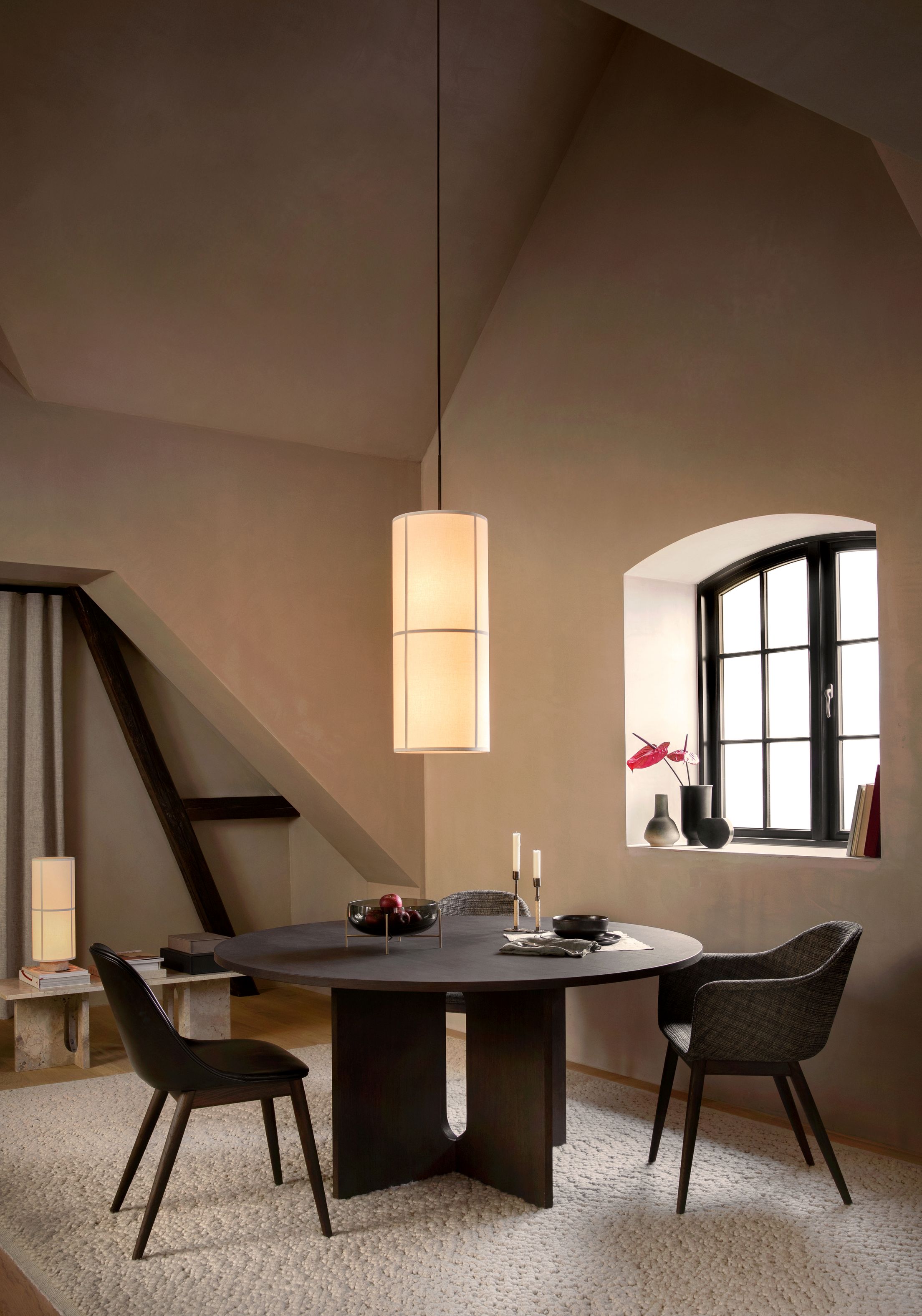 Esszimmer mit rundem Tisch, Pendelleuchte und zwei Harbour Dining Chair Stühlen von Audo Copenhagen.