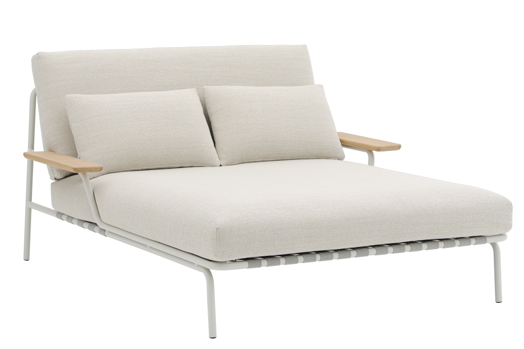 Muuto Settle Lounge Bed: Moderne Outdoor Liege mit weißem Stoffbezug und hellen Holzarmlehnen.