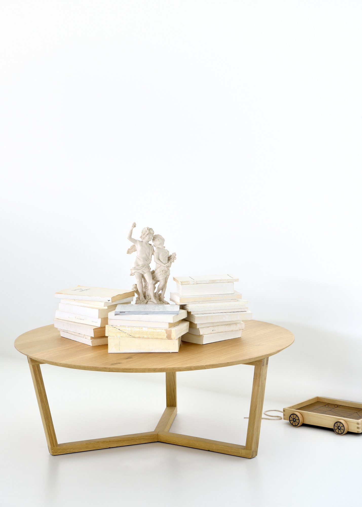Tripod coffee table oak Ethnicraft