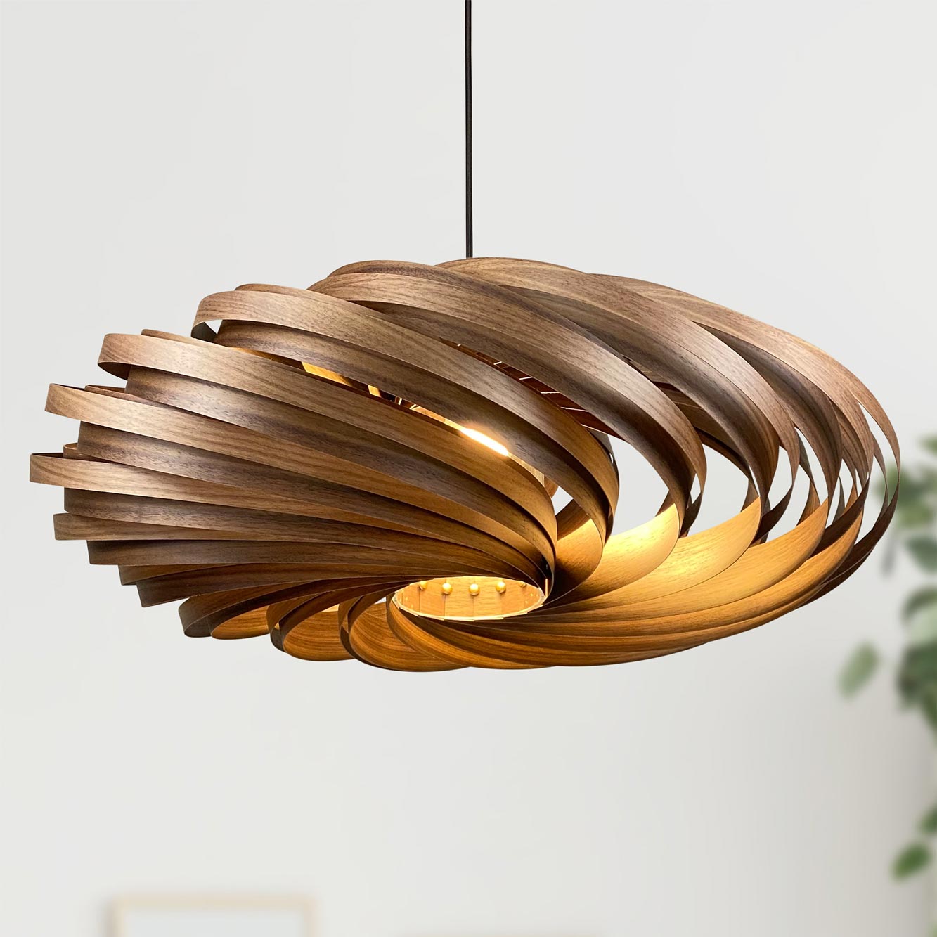 Moderne Veneria Hängeleuchte aus Nussbaumholz, spiralförmiges Design, warmes Licht für stilvolle Innenraumbeleuchtung.