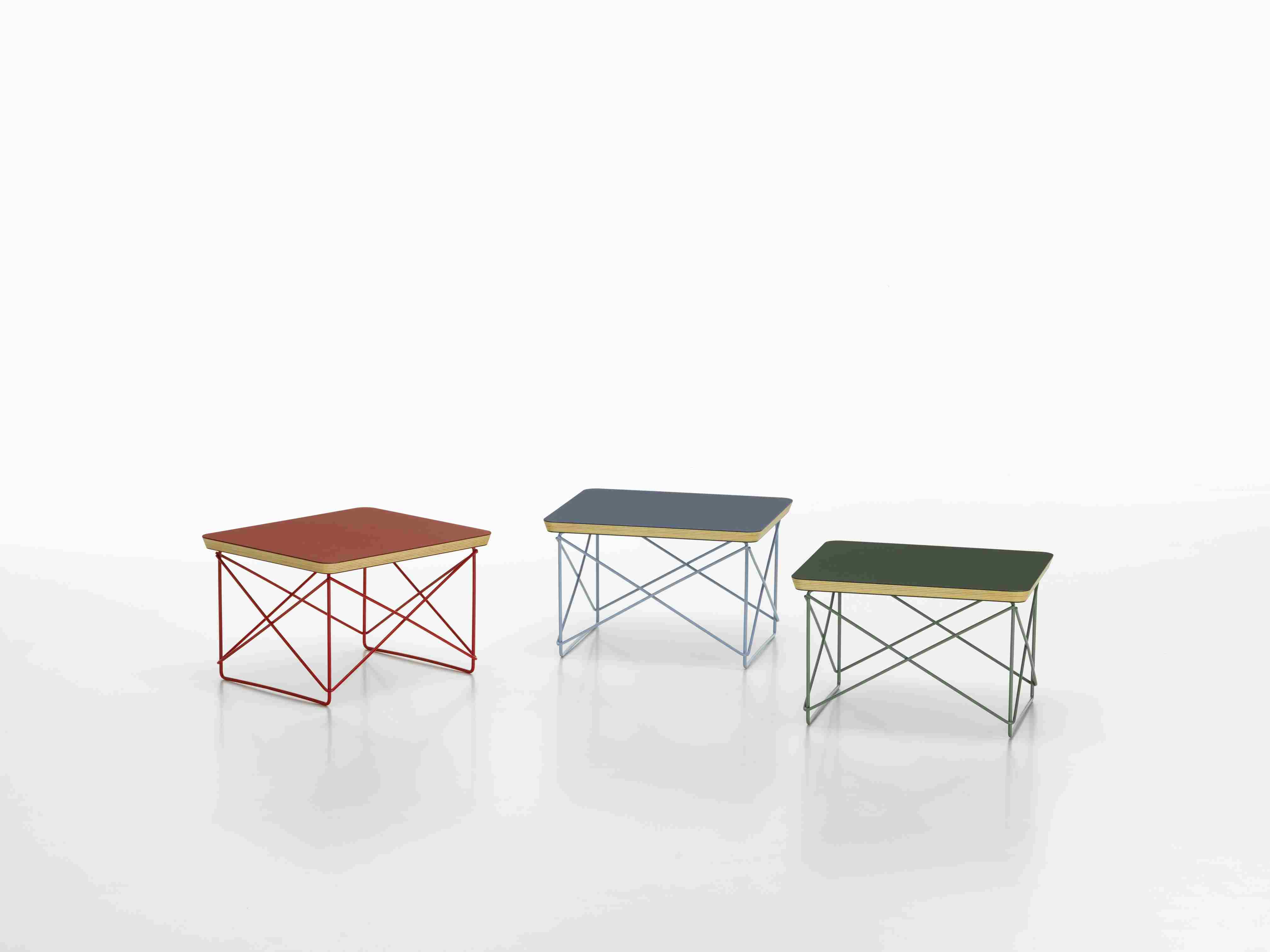 Drei Vitra LTR Beistelltische in Rot, Blau und Grün mit filigranem Stahlrohrgestell und Linoleum-Tischplatte.