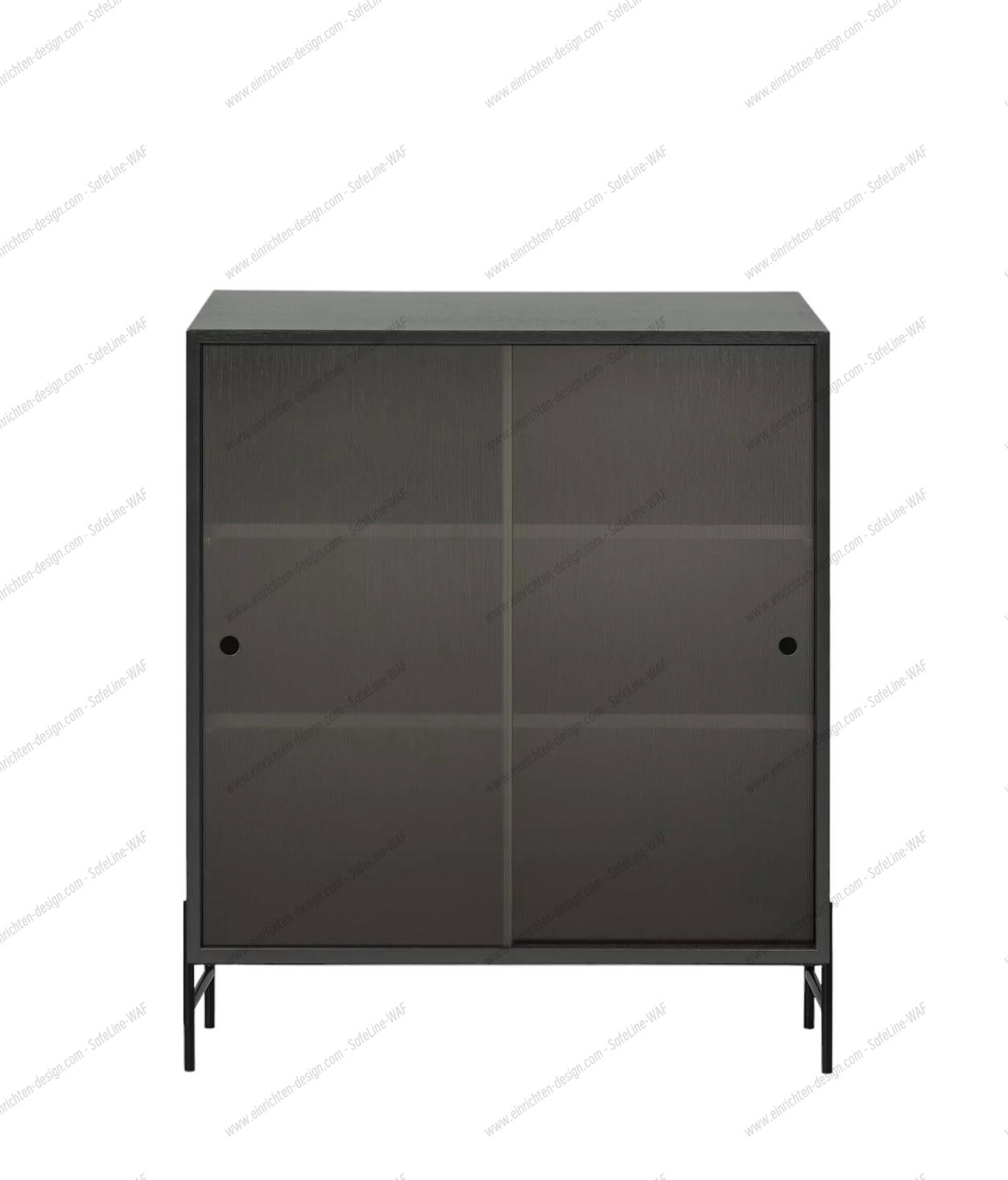 Hifive Glasvitrine Low B75cm Eiche schwarz Northern: Moderne Vitrine mit Glasschiebetüren und schwarzen Metallbeinen.