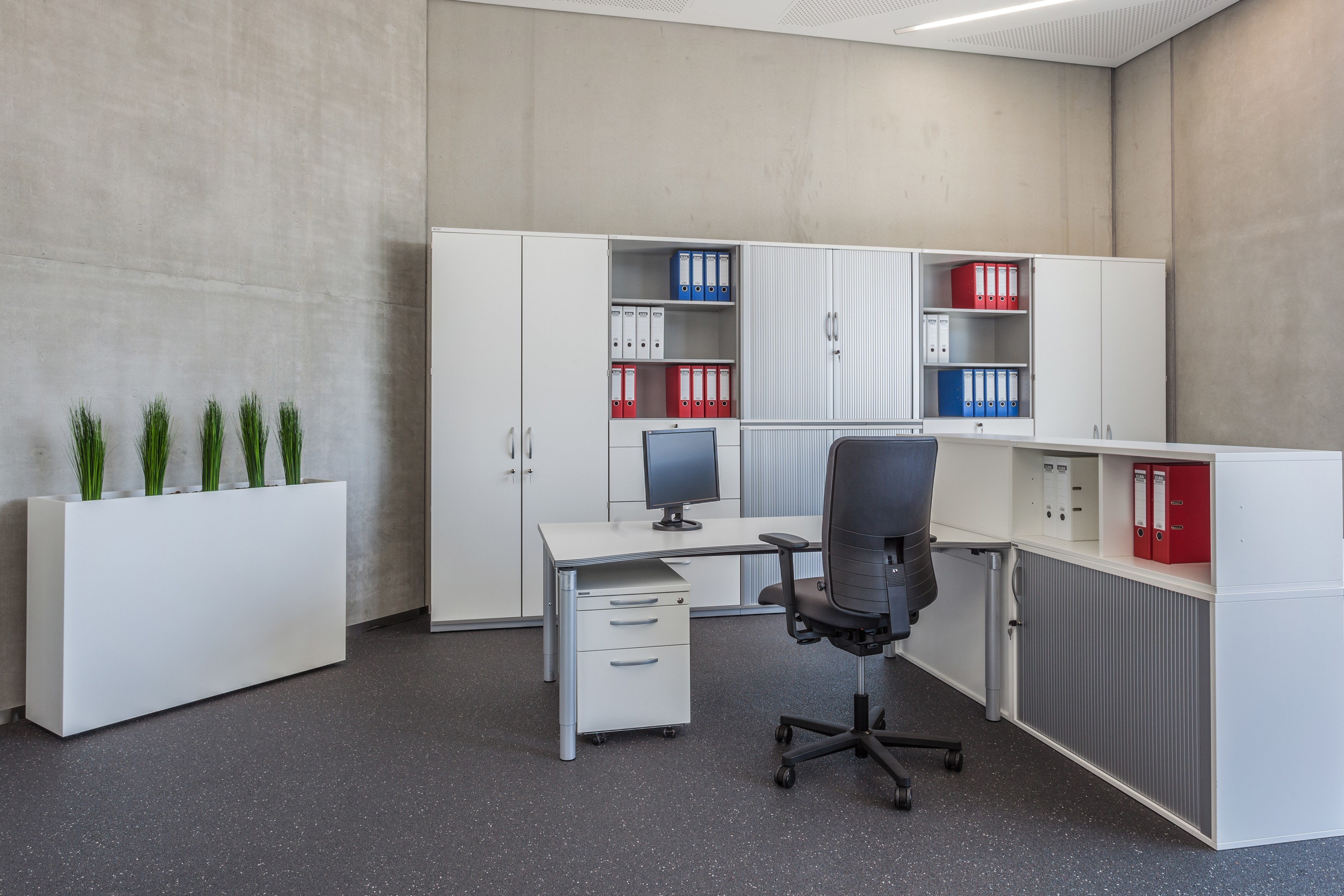 Moderner Systo Tec Schreibtisch von Palmberg mit Büromöbeln und Bürostuhl in einem Büro.