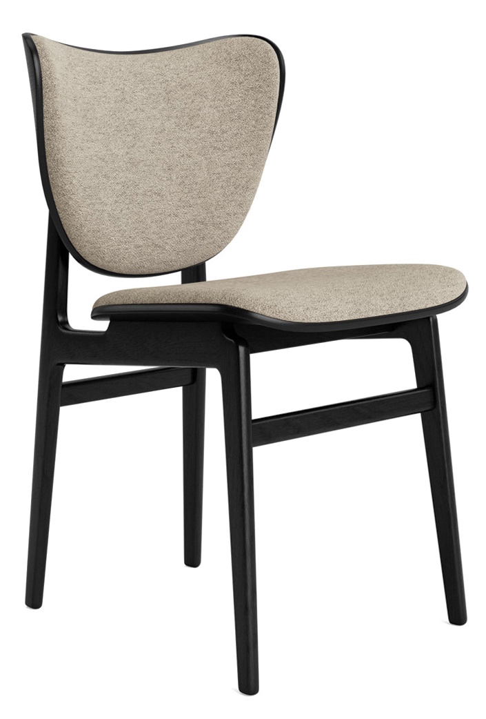 NORR11 Elephant Dining Chair, Stuhl mit schwarzem Holzgestell und beiger Frontpolsterung, seitliche Ansicht.