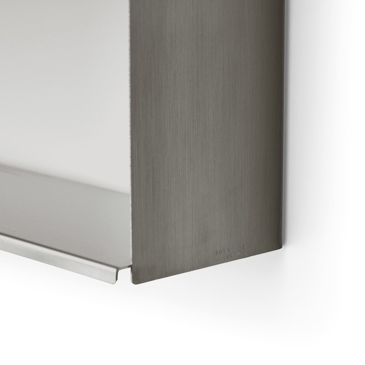 Detailaufnahme des Form & Refine Taper Wandregals klein, aus gebürstetem Edelstahl, modernes skandinavisches Design.