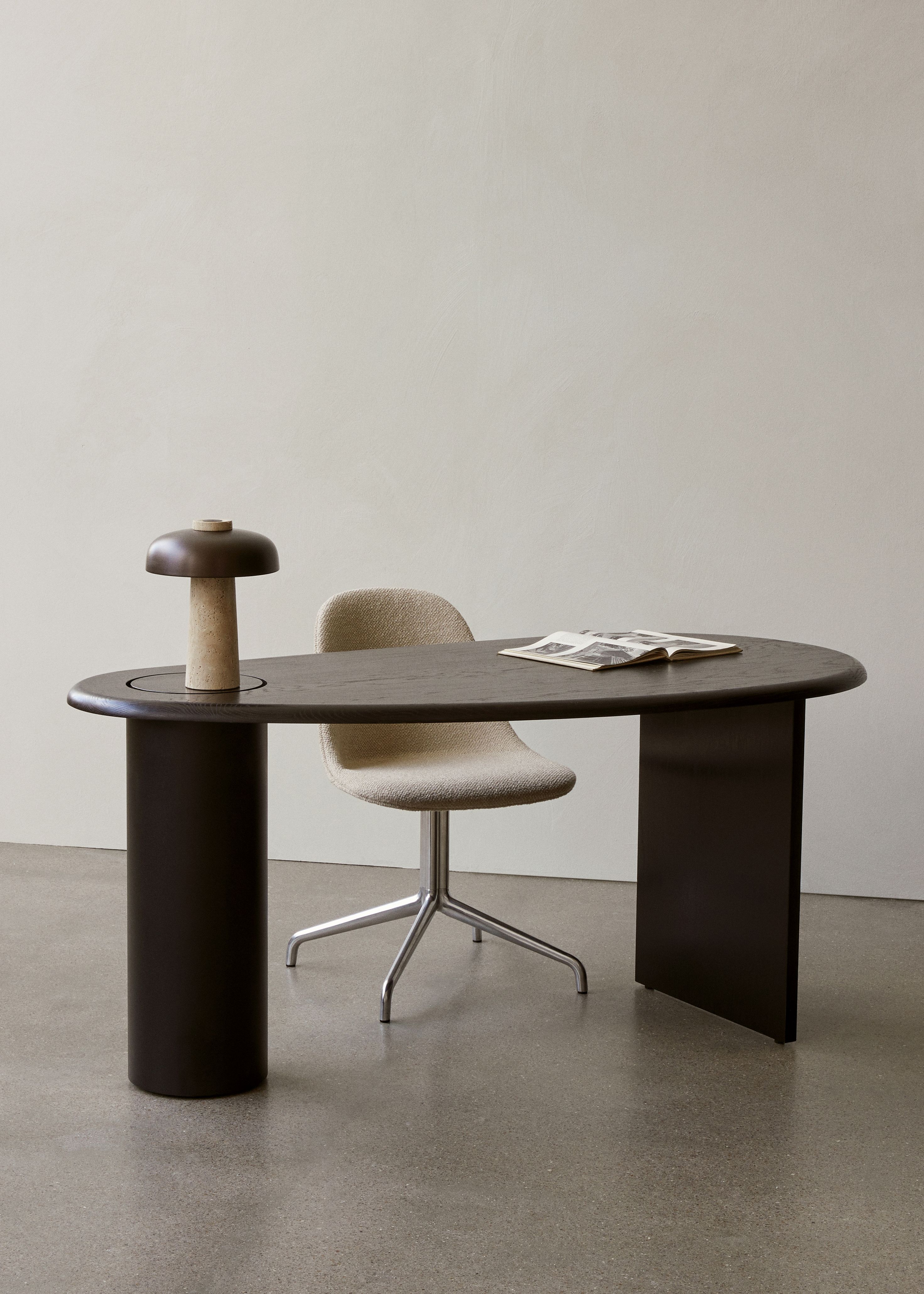 Audo Copenhagen Eclipse Desk Schreibtisch mit Stuhl und Lampe in minimalistischem Büroambiente.