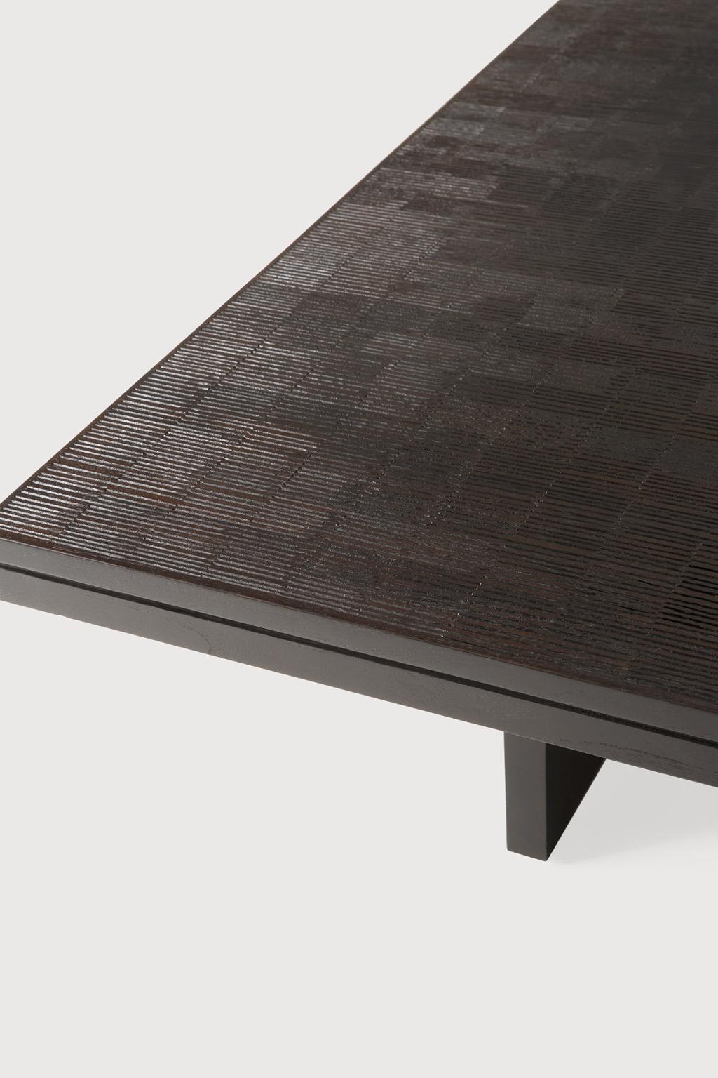 Detailaufnahme des Ethnicraft Couchtischs "Grooves" aus dunklem, geriffeltem Holz. Moderner Wohnzimmertisch.