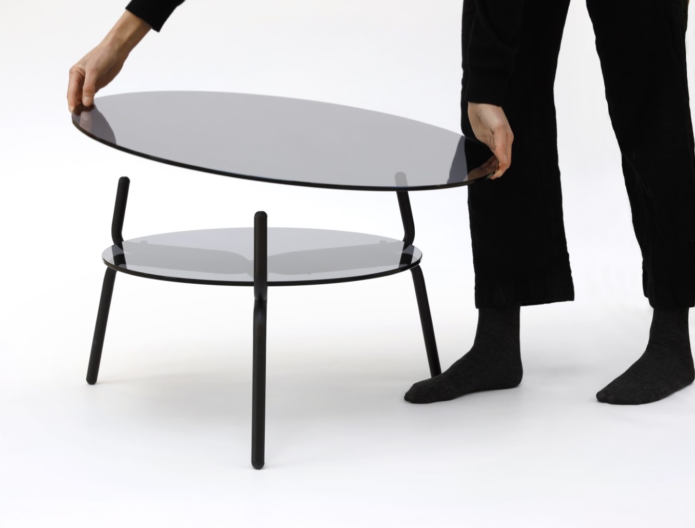 Lej Couchtisch Transparent von Mox mit zwei transparenten Glasplatten und schwarzem Metallgestell.