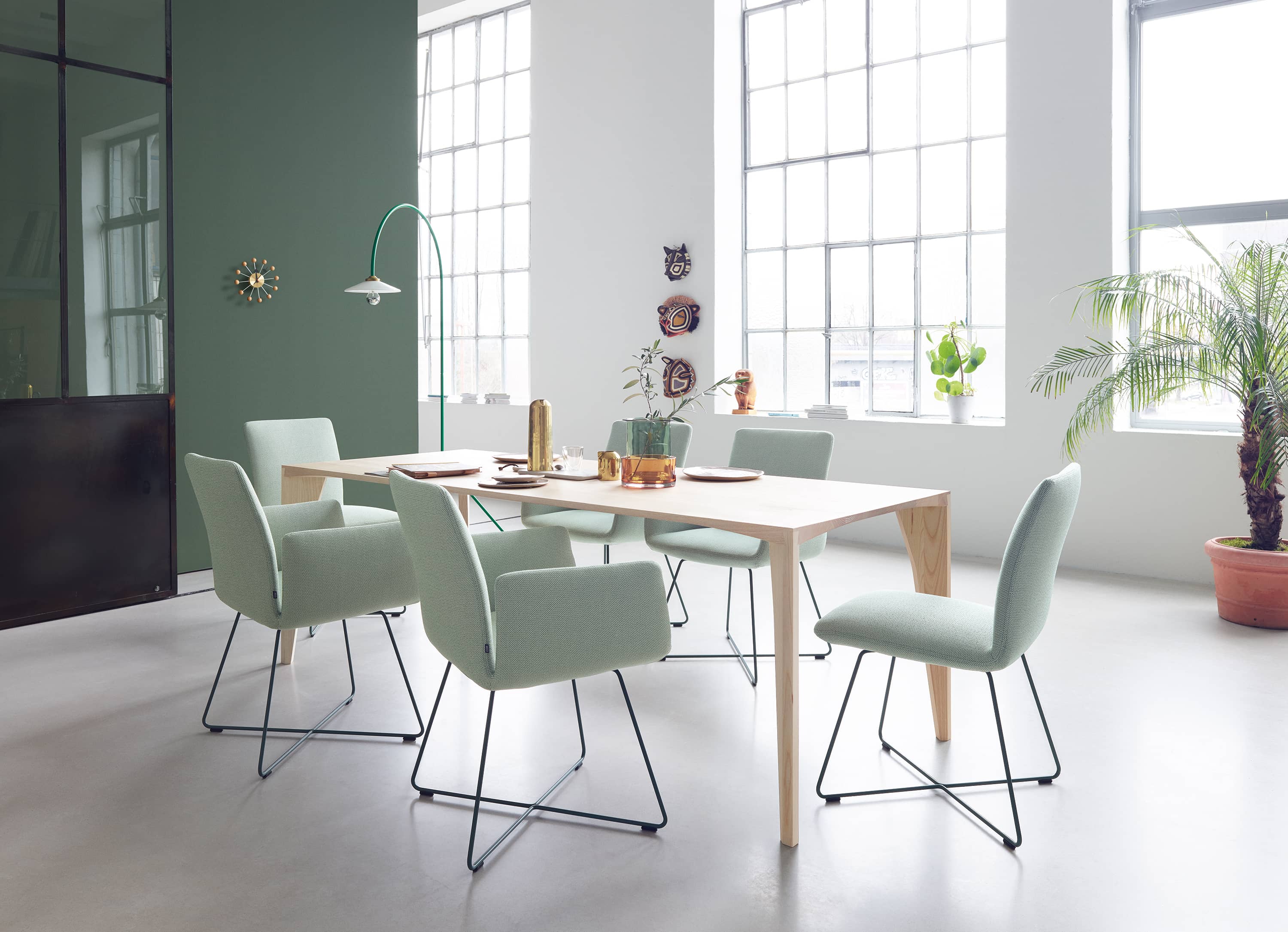Jalis chair with wire rack Cor