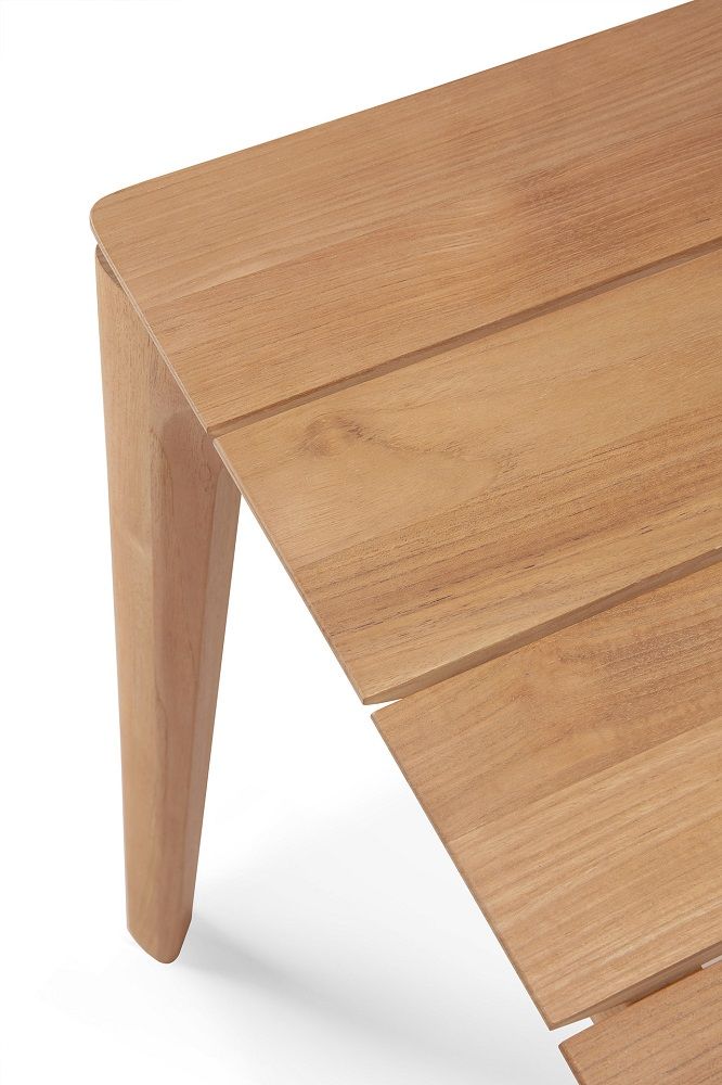 Detailaufnahme: Ethnicraft Bok Outdoor Tisch aus Teakholz, quadratisch, für Garten und Terrasse.