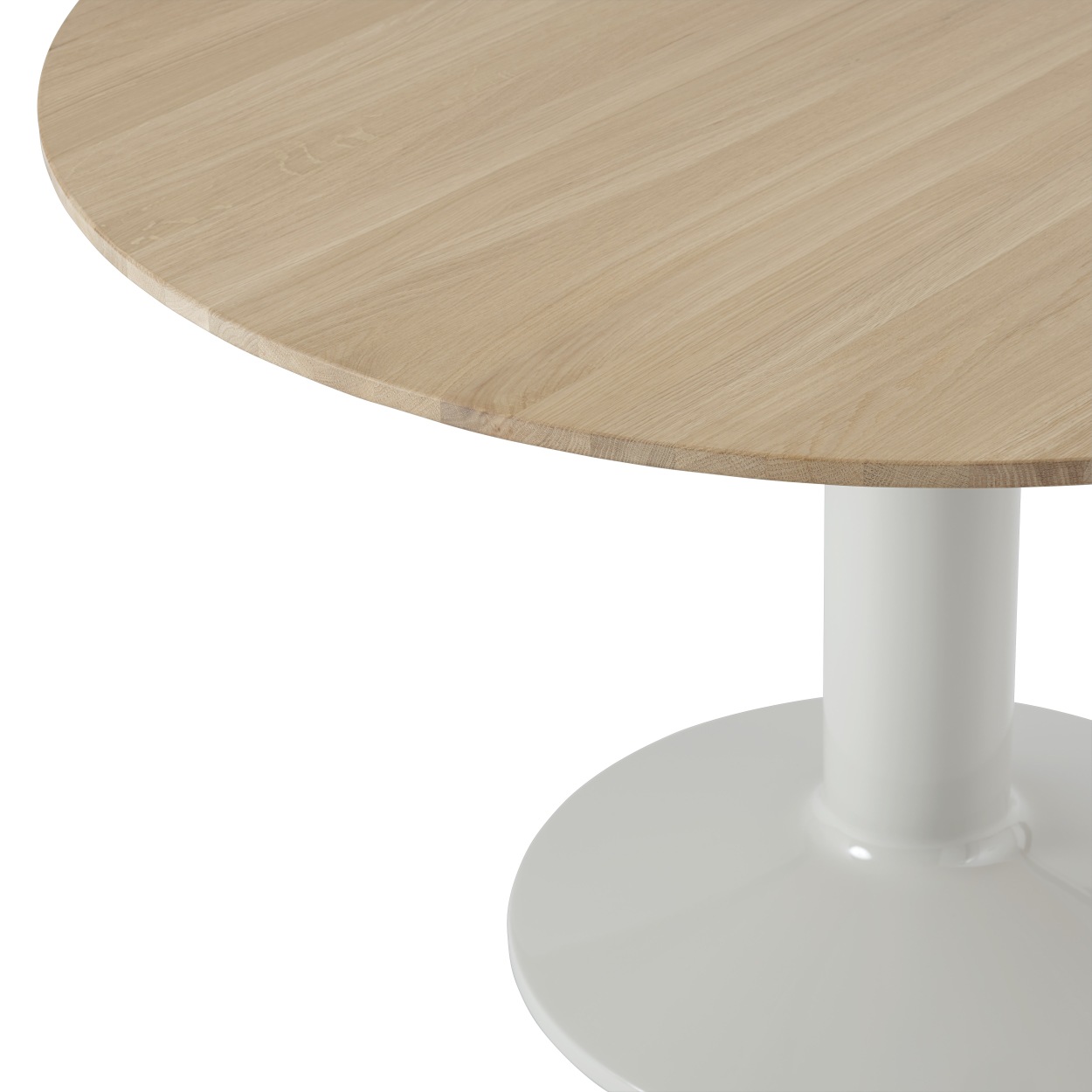 Detailaufnahme des Muuto MIDST Esstischs mit runder, heller Holzplatte und weißem Fuß.
