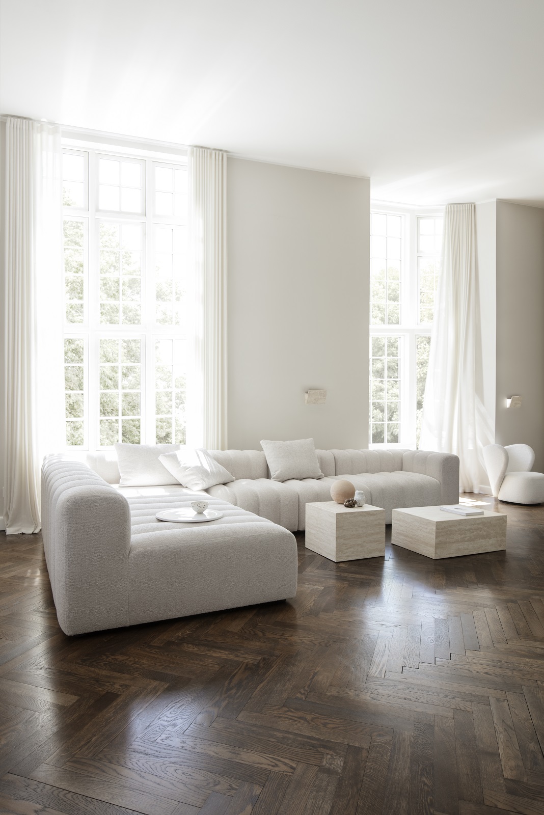 Heller Wohnraum mit großem Sofa und zwei Cubism Coffee Table Couchtischen von Norr11 aus Travertin.