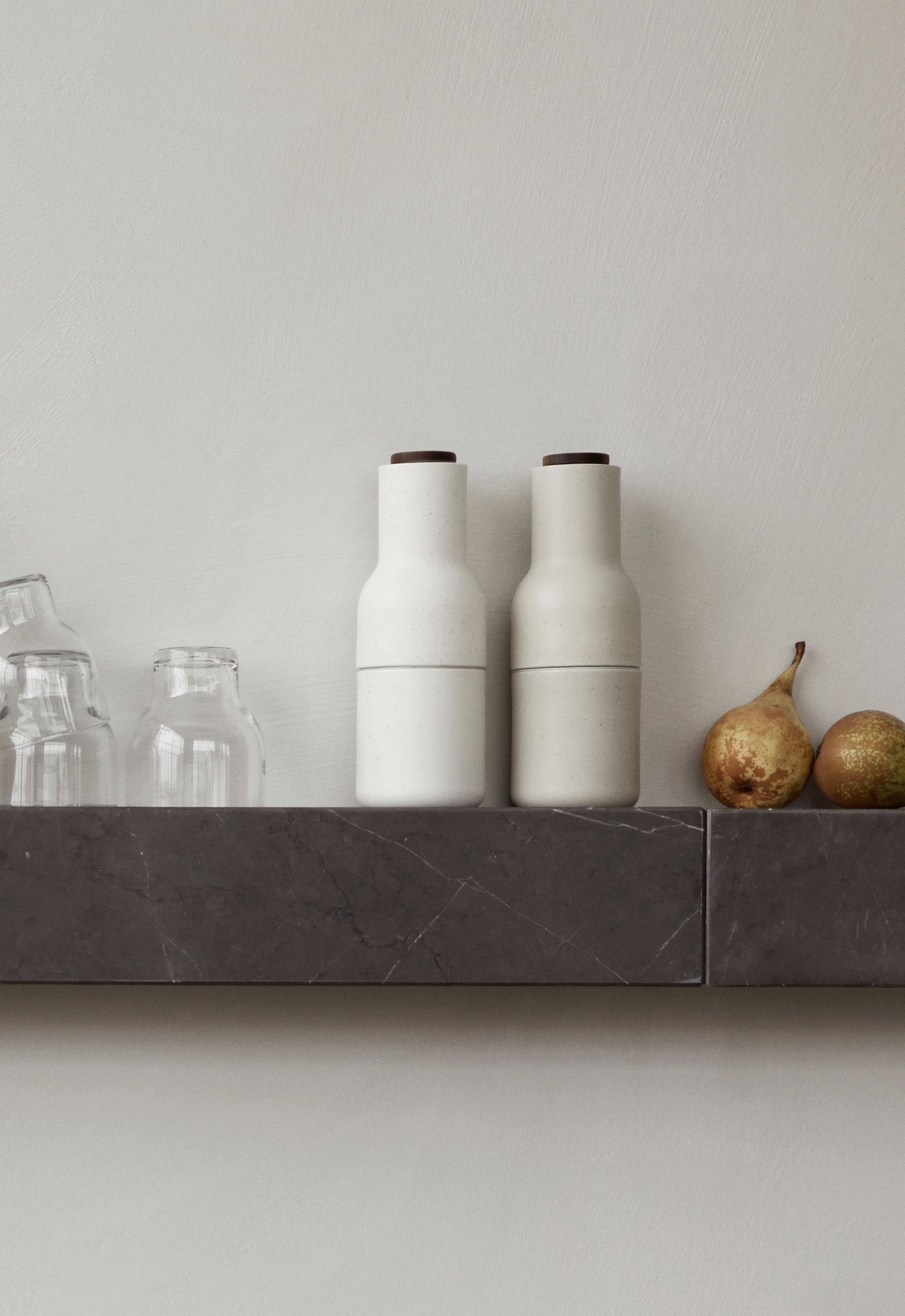 Audo Copenhagen Plinth Shelf Regal mit Gläsern und Birnen dekoriert, modernes Wandregal aus Marmor.
