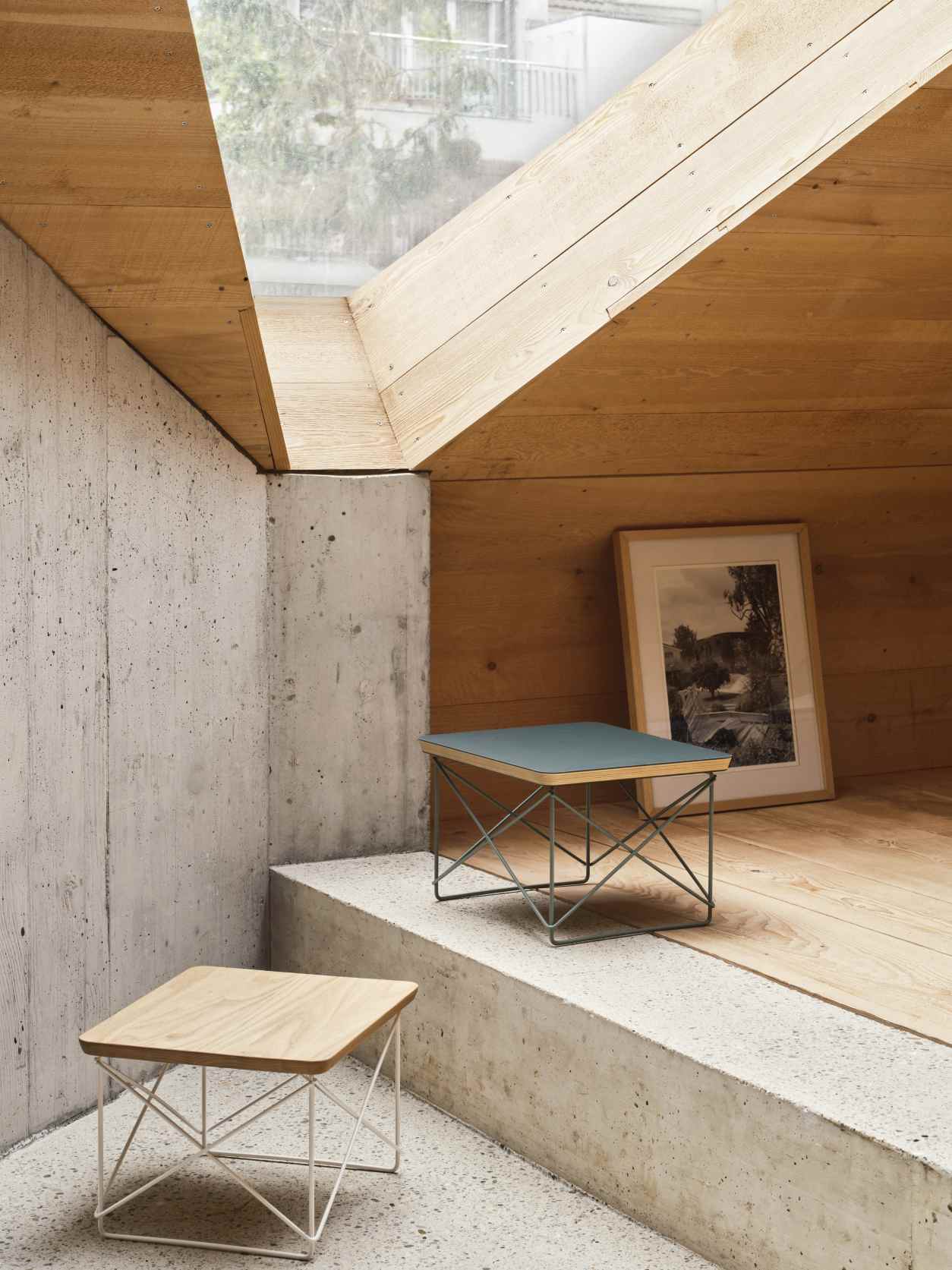 Zwei Vitra LTR Beistelltische in modernem Interieur, einer mit blauem, einer mit hellem Holz-Linoleum.