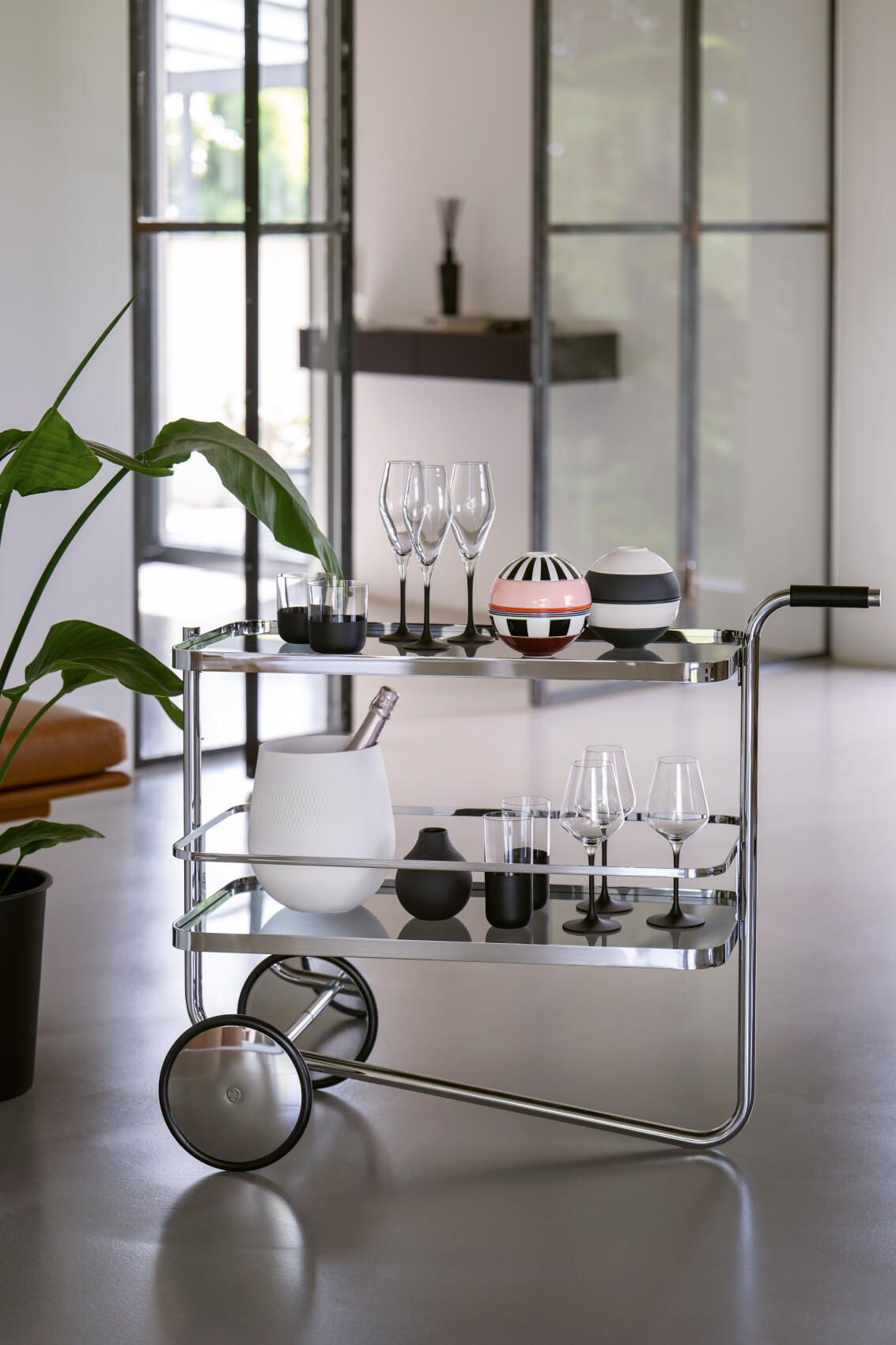 Moderner S 179 Barwagen von Thonet aus Stahlrohr mit Gläsern und Dekoration im Wohnraum.