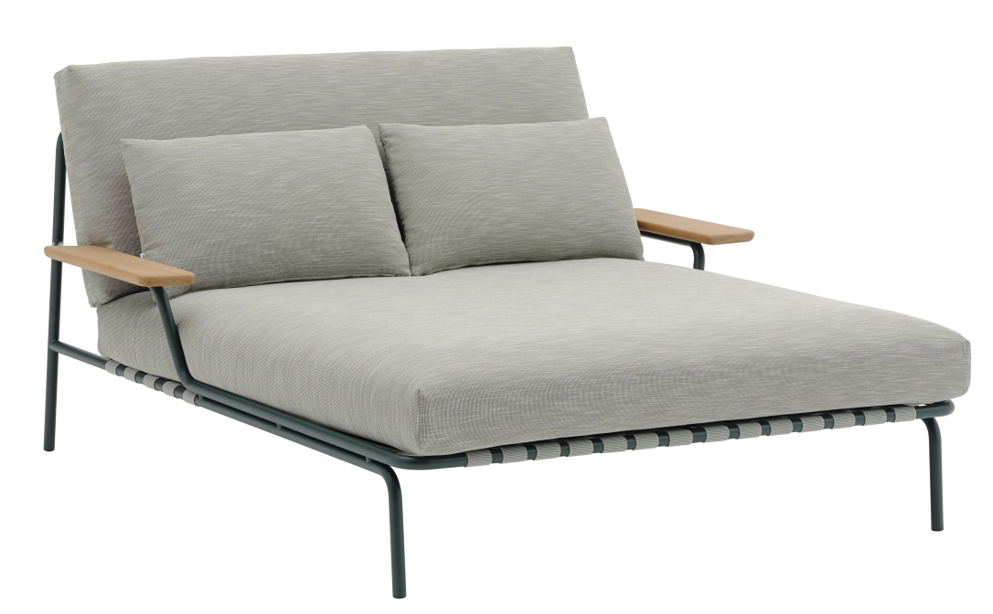 Muuto Settle Lounge Bed Outdoor Liege mit grauer Polsterung und zwei Kissen auf weißem Hintergrund.