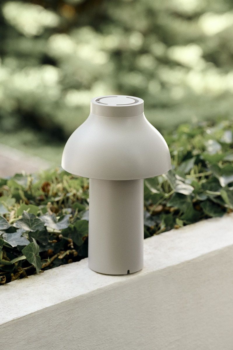 PC Portable Battery lamp / Table lamp Hay Cool grey Graue Hay PC Portable Akkuleuchte als Tischleuchte im Außenbereich, modernes Design.