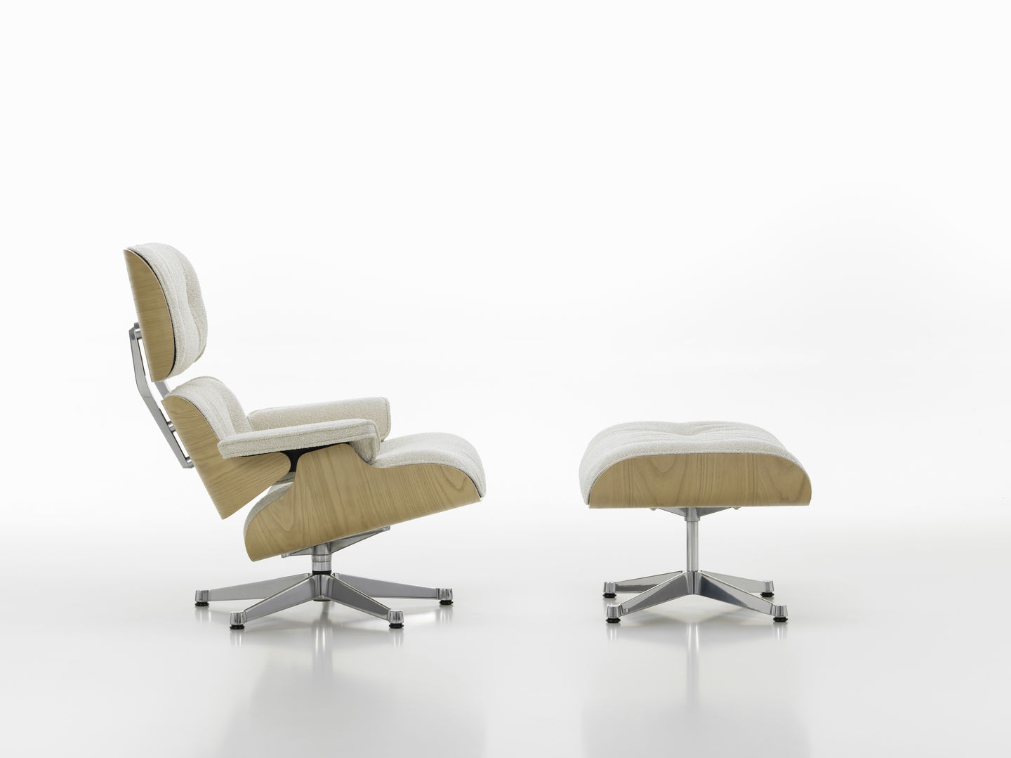 Eames Lounge Chair mit Ottoman in hellem Holz und Stoffbezug, Designklassiker von Vitra.