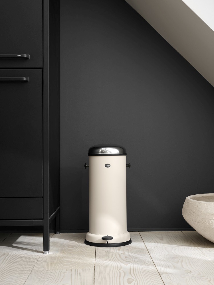 Beiger Vipp Treteimer 30L im minimalistischen Badezimmer, hochwertiger Abfalleimer für stilvolle Badgestaltung und einfache Abfallentsorgung.