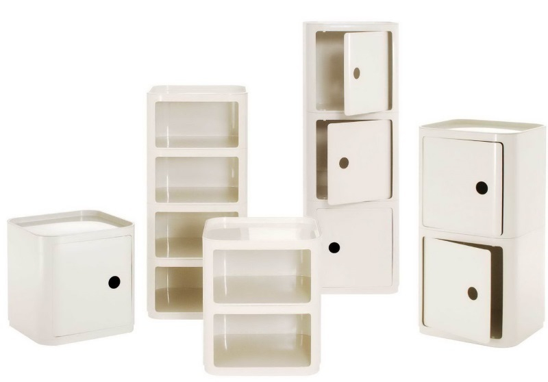 Componibili von Kartell: Quadratische, modulare Aufbewahrungselemente in Weiß, mit und ohne Türen, verschiedene Höhen.