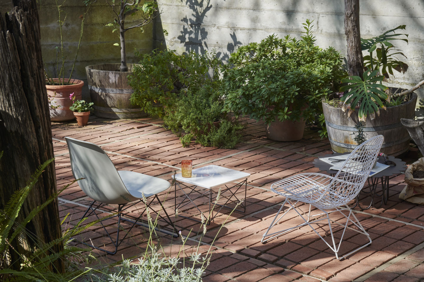 Vitra Wire Chair LKR-2 Stuhl mit Sitzbezug im Garten, Designklassiker für stilvolles Wohnen.
