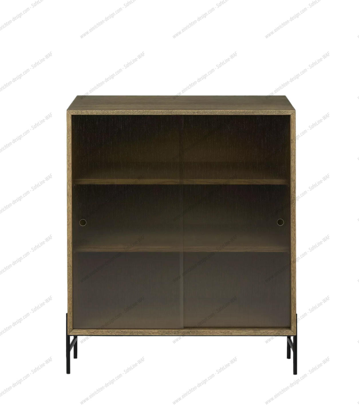 Hifive Glasvitrine Low aus geräucherter Eiche mit Glasschiebetüren und schwarzen Füßen. Moderne Vitrine für Wohnzimmer.
