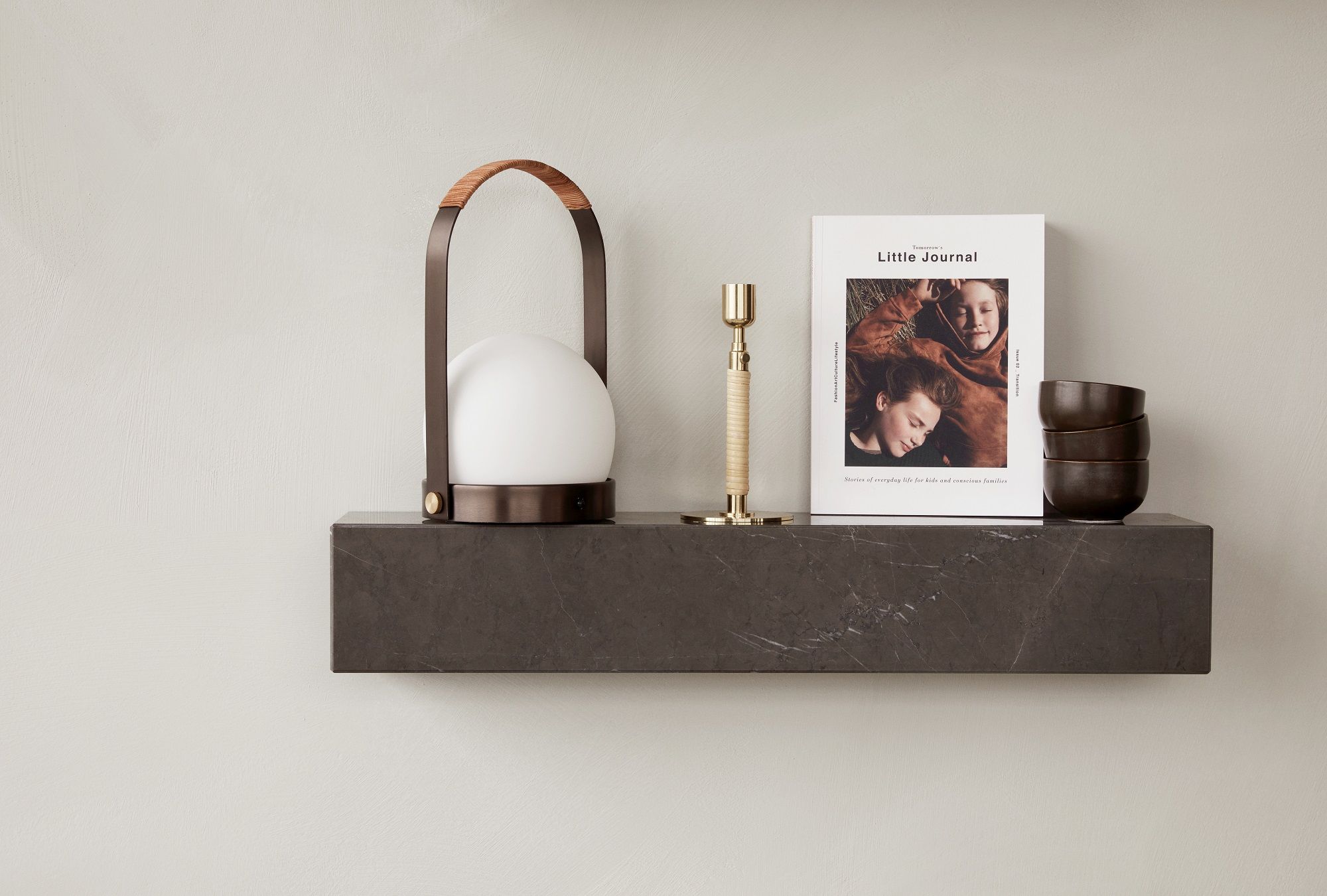 Audo Copenhagen Plinth Shelf Regal aus Marmor mit Lampe, Kerzenständer, Magazin und Schalen.