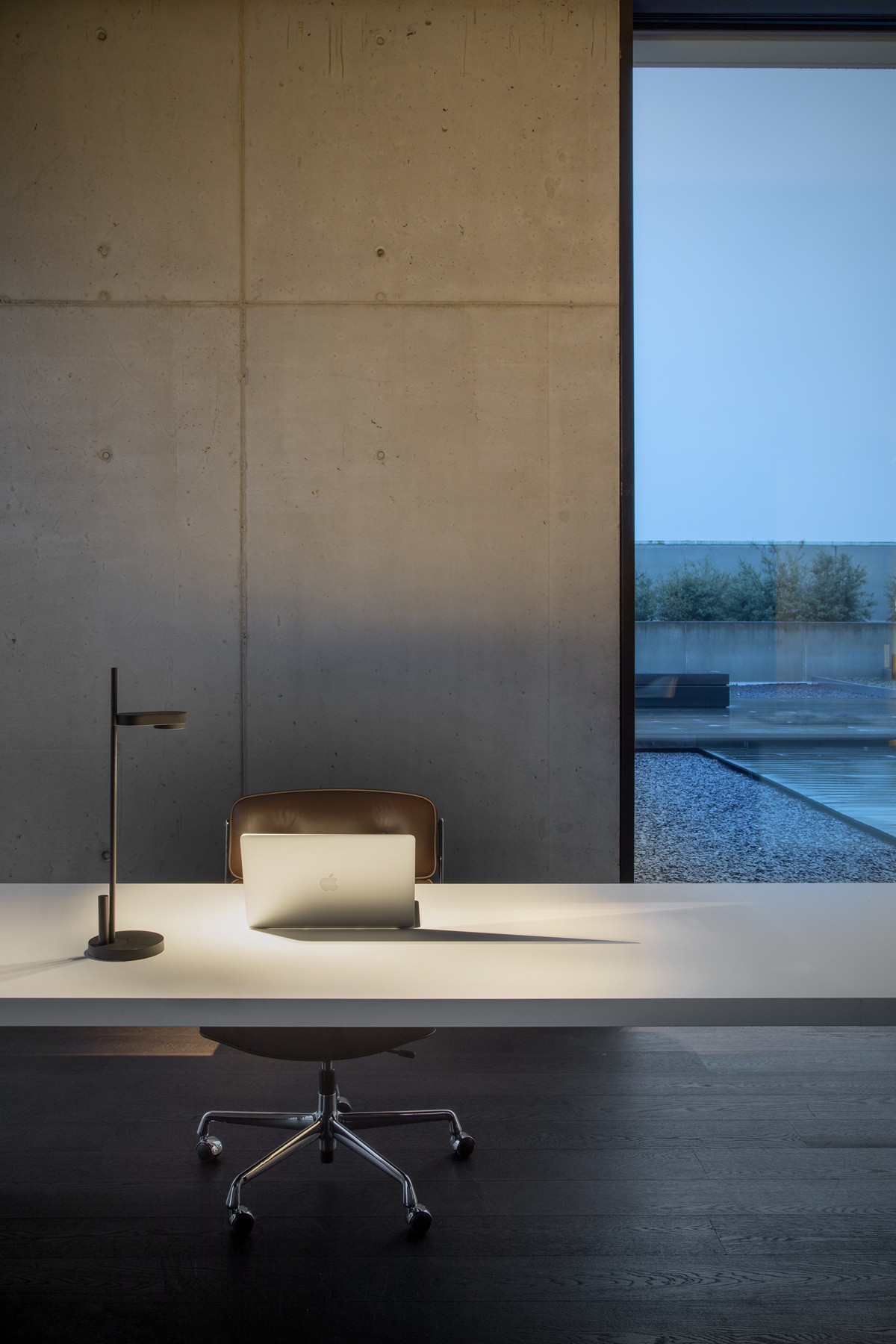 Kido Desk table lamp round base Belux
