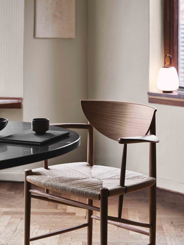 Drawn HM4 Chair with Armrests AndTradition