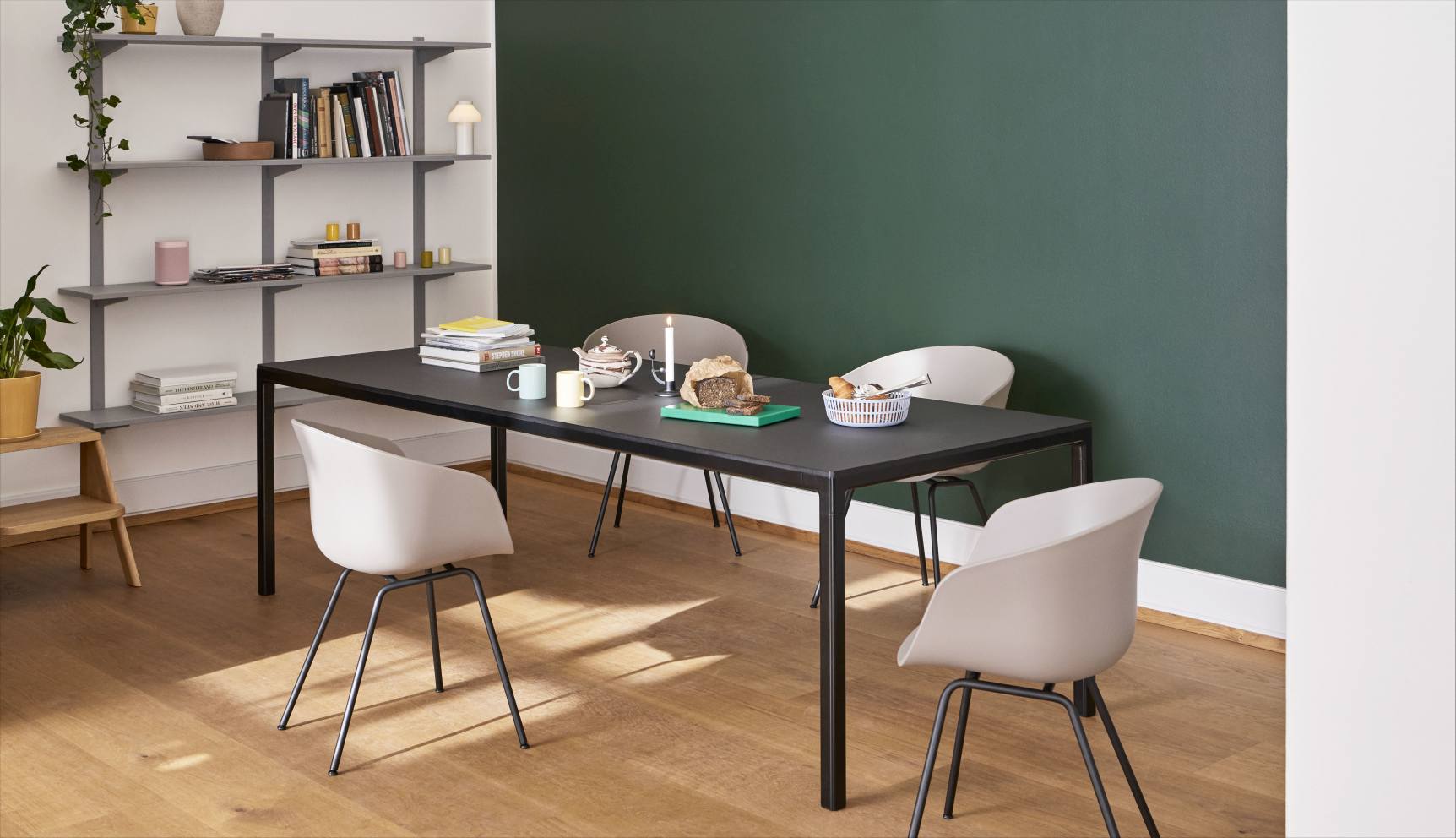 Esstisch mit vier hellblauen About A Chair AAC26 Stühlen von Hay, moderne Esszimmer Einrichtung.
