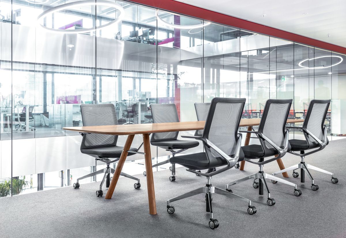 Akio Table Girsberger