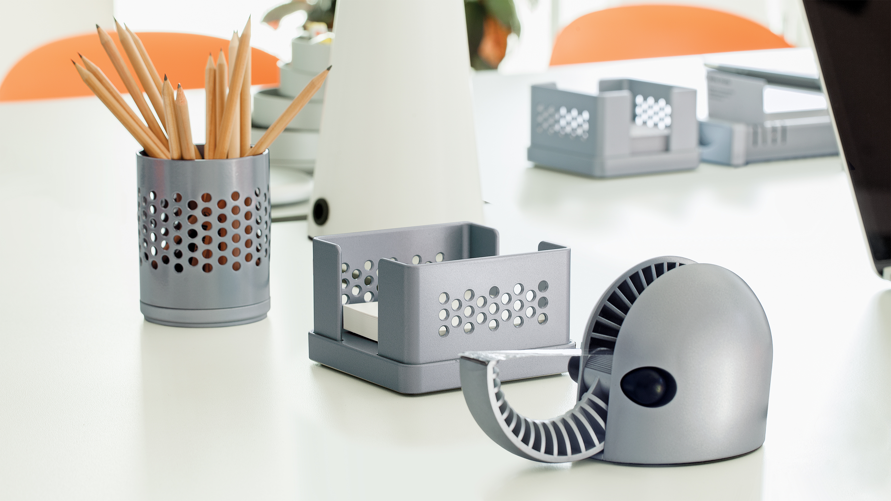 Hannibal Tape Dispenser Klebefilmabroller Rexite aus grauem Kunststoff auf einem Schreibtisch mit Büroartikeln.