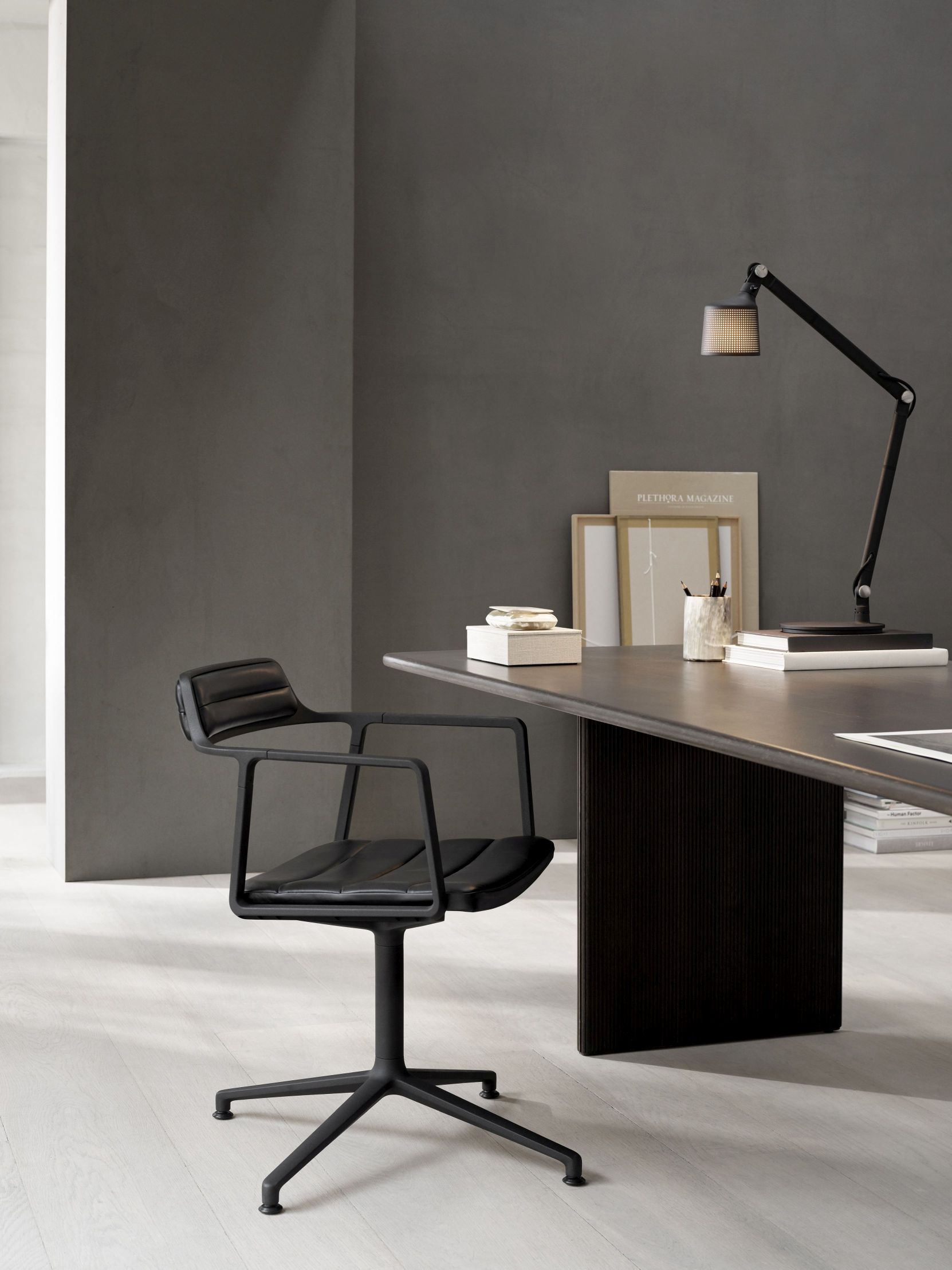 VIPP452 Swivel Chair with Gliders black leather/black frame Vipp VIPP452 Swivel Chair with Gliders black leather/black frame Vipp