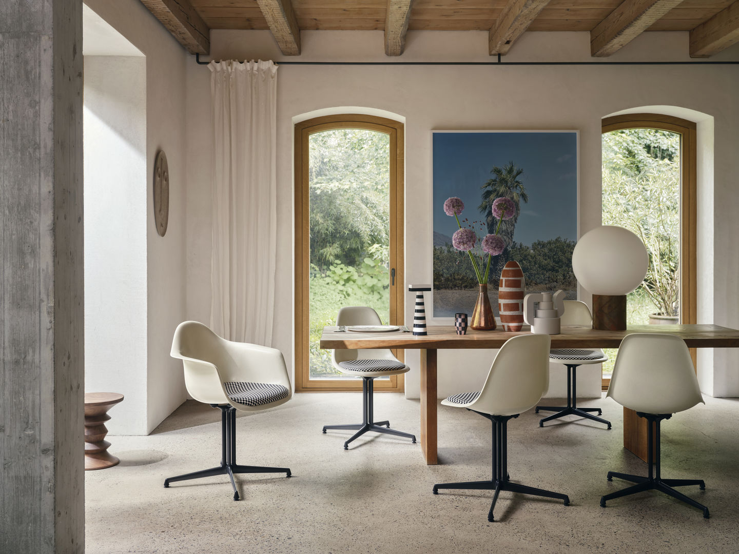Eames Plastic Arm Chair DAL with seat cushion Vitra