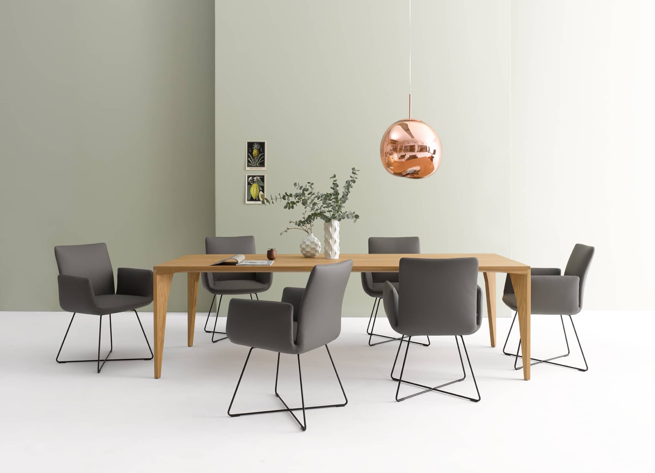 Jalis chair with wire rack Cor