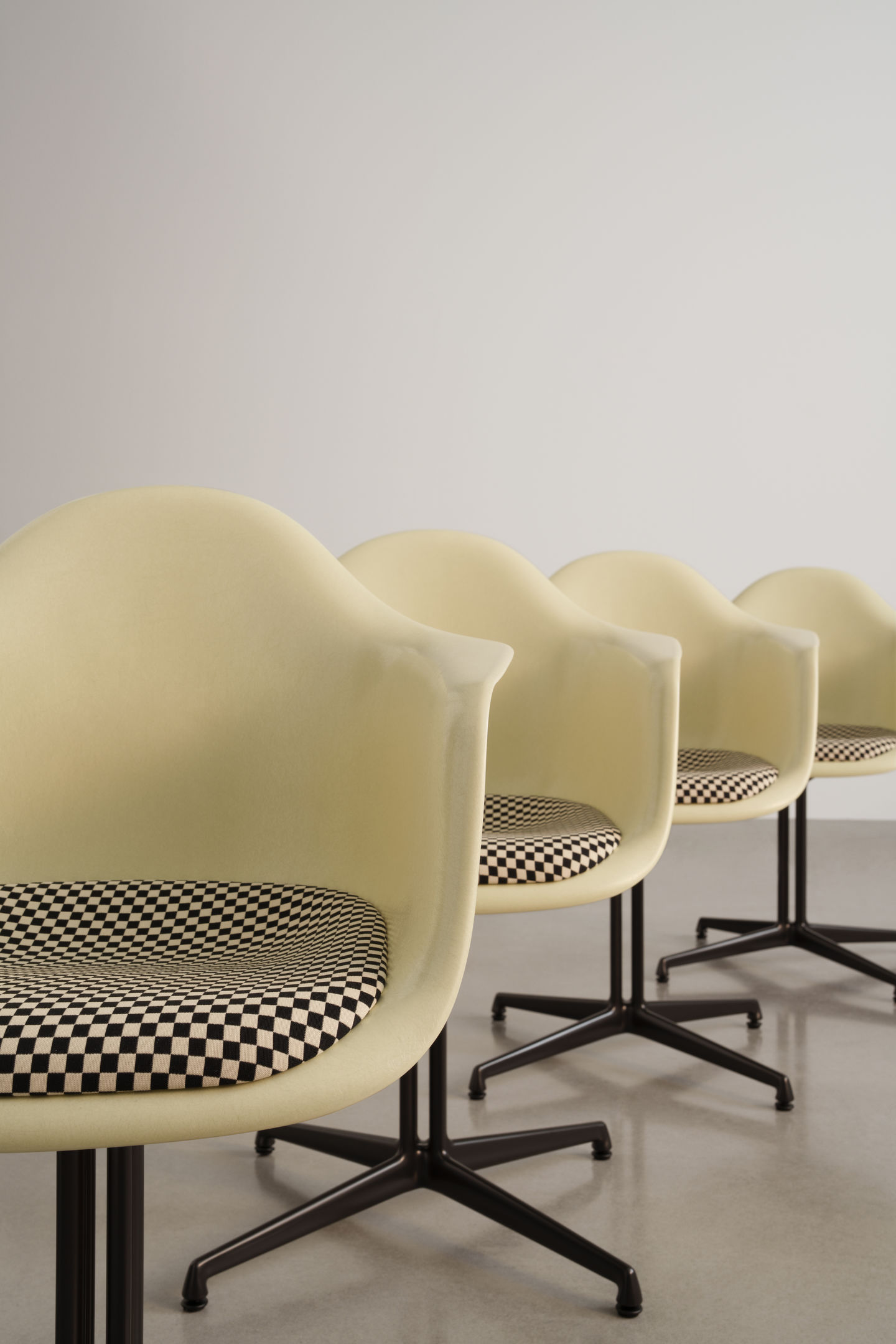 Eames Plastic Arm Chair DAL with seat cushion Vitra