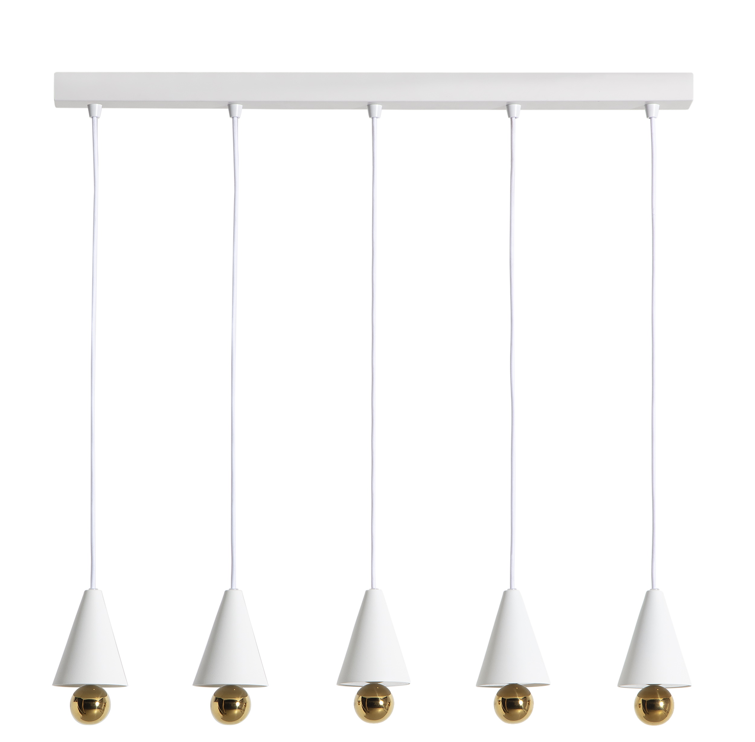 Weiße Cherry Pendelleuchte 5-er Set Linear von Petite Friture mit goldenen Kugeln.