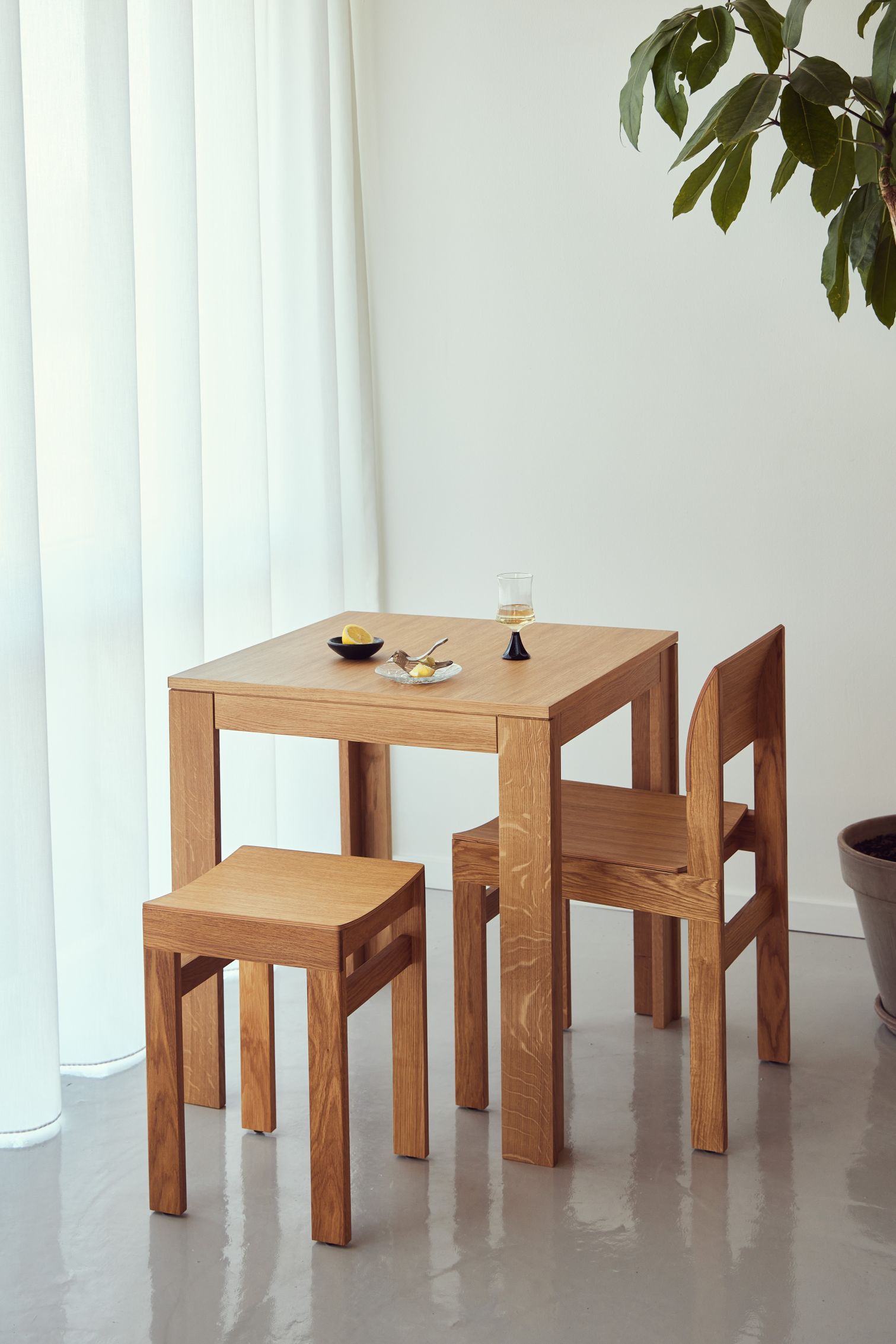 Sonder Stuhl Form & Refine: Quadratischer Esstisch aus Eiche mit Stuhl und Hocker.