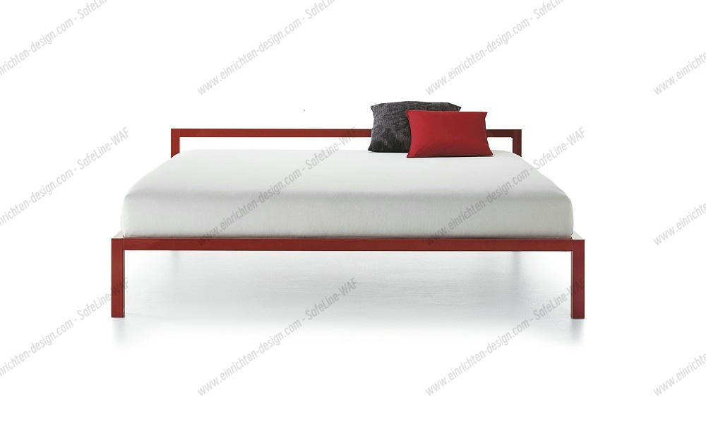 Rotes Aluminium Bett von MDF Italia mit glänzender Oberfläche und zwei Kissen.