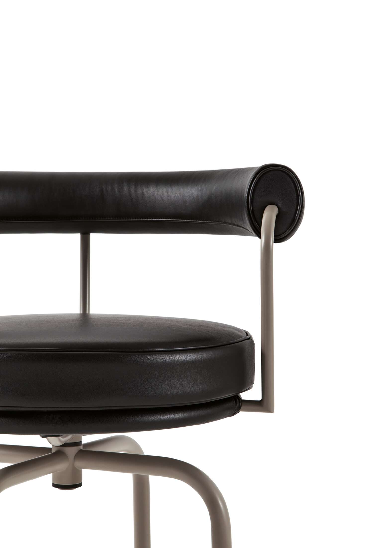 7 Fauteuil Tournant Swivel Armchair Cassina