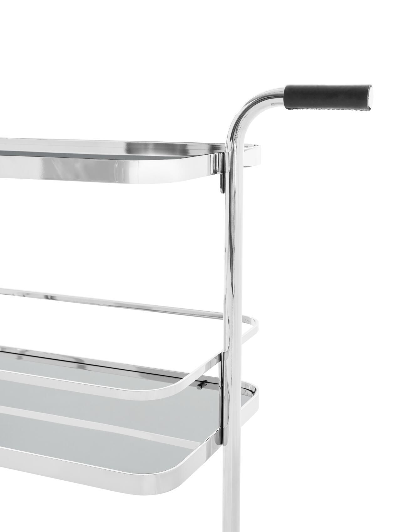 Detailaufnahme des Thonet S 179 Barwagens mit verchromtem Gestell und zwei Glasablagen.