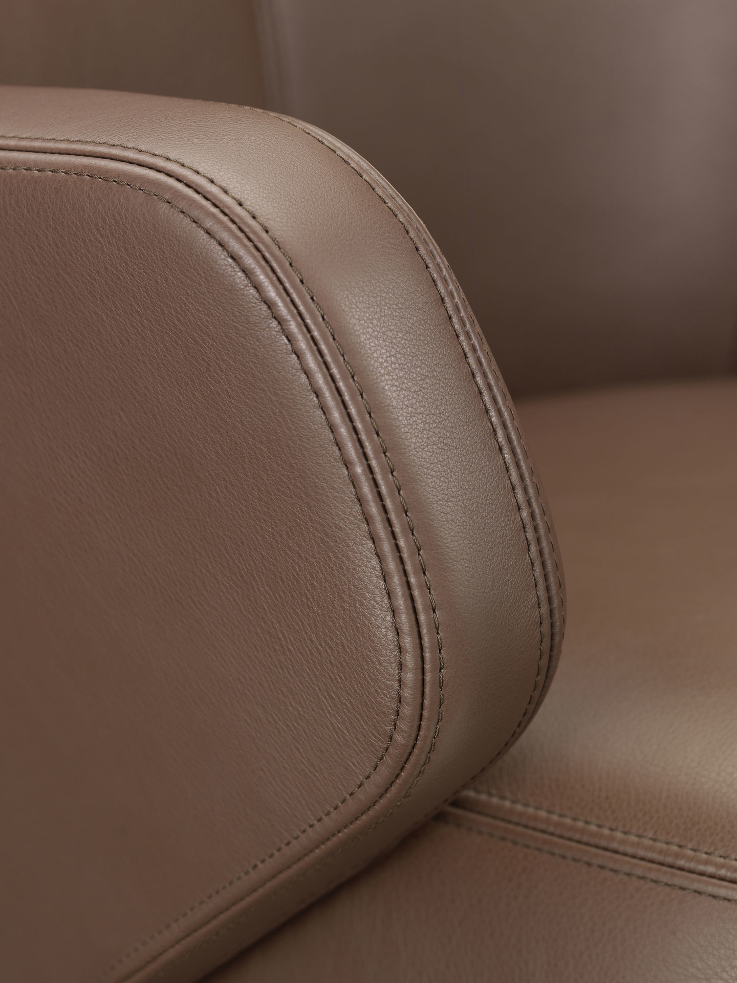 Grand Conference Lowback Chair Vitra