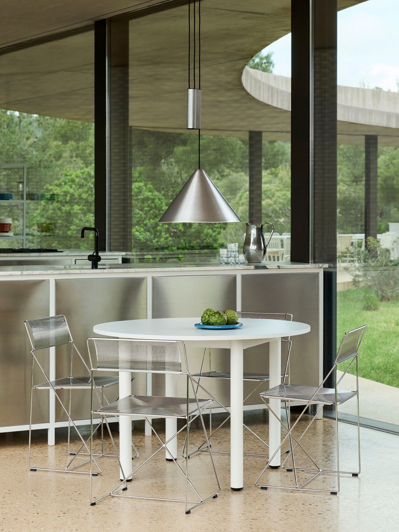 Compass Pendant 430 Pendelleuchte von Hay, gebürstetes Aluminium, über Esstisch mit Stühlen in modernem Interieur.