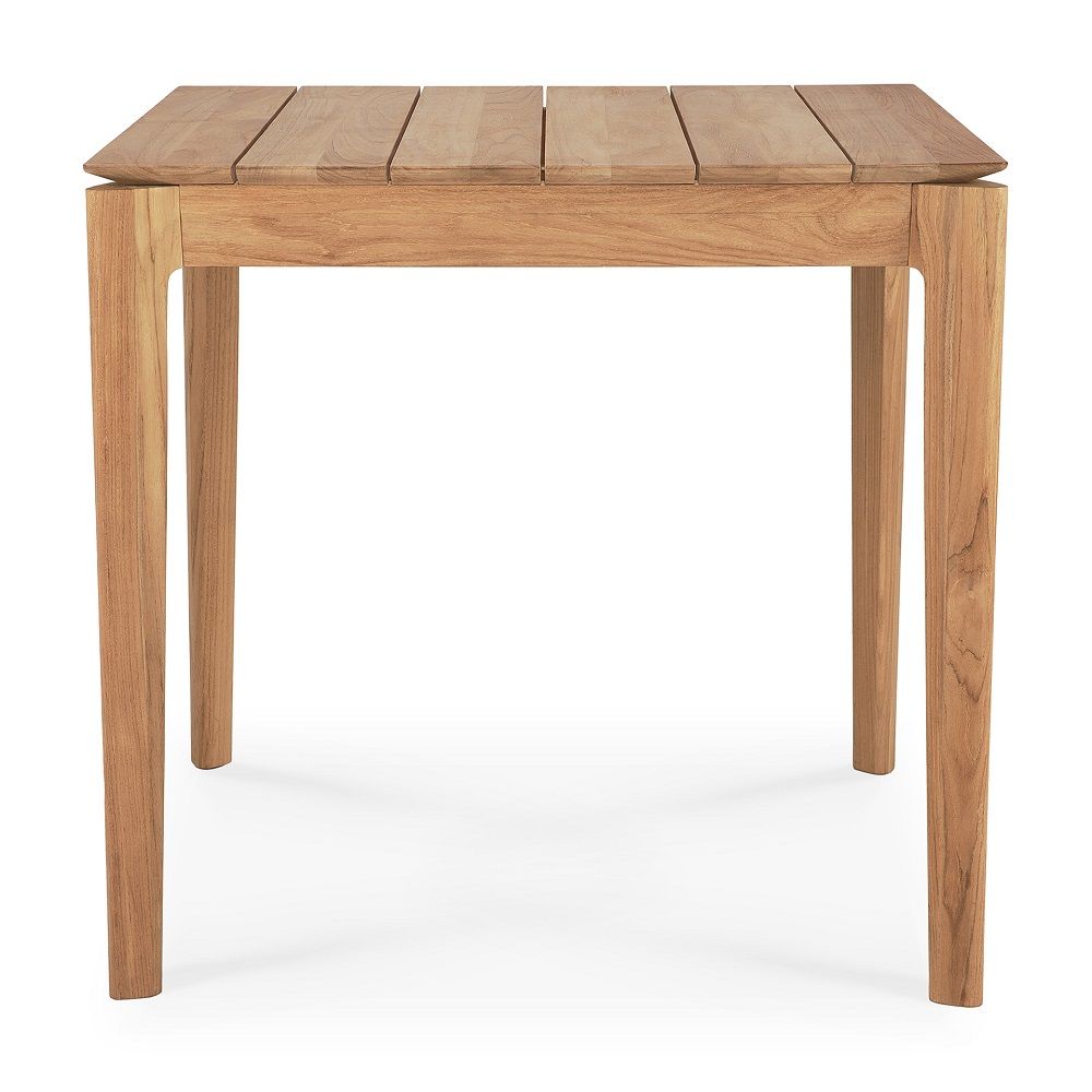 Quadratischer Bok Outdoor Tisch aus Teakholz von Ethnicraft, Ansicht von vorne, für Garten und Terrasse.
