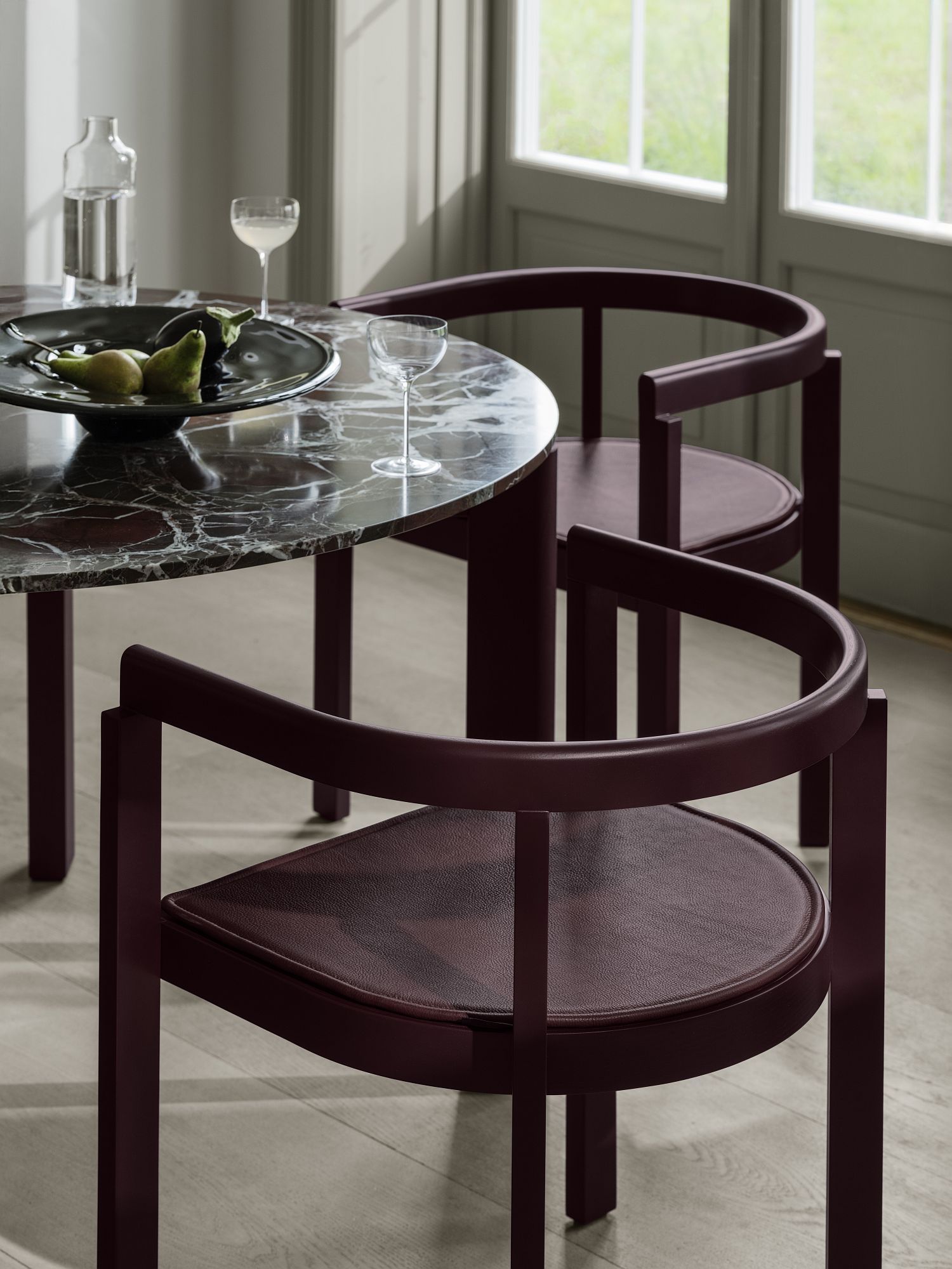 After Dinning Esstisch von Fritz Hansen mit Marmorplatte und zwei passenden Stühlen in dunklem Rot.