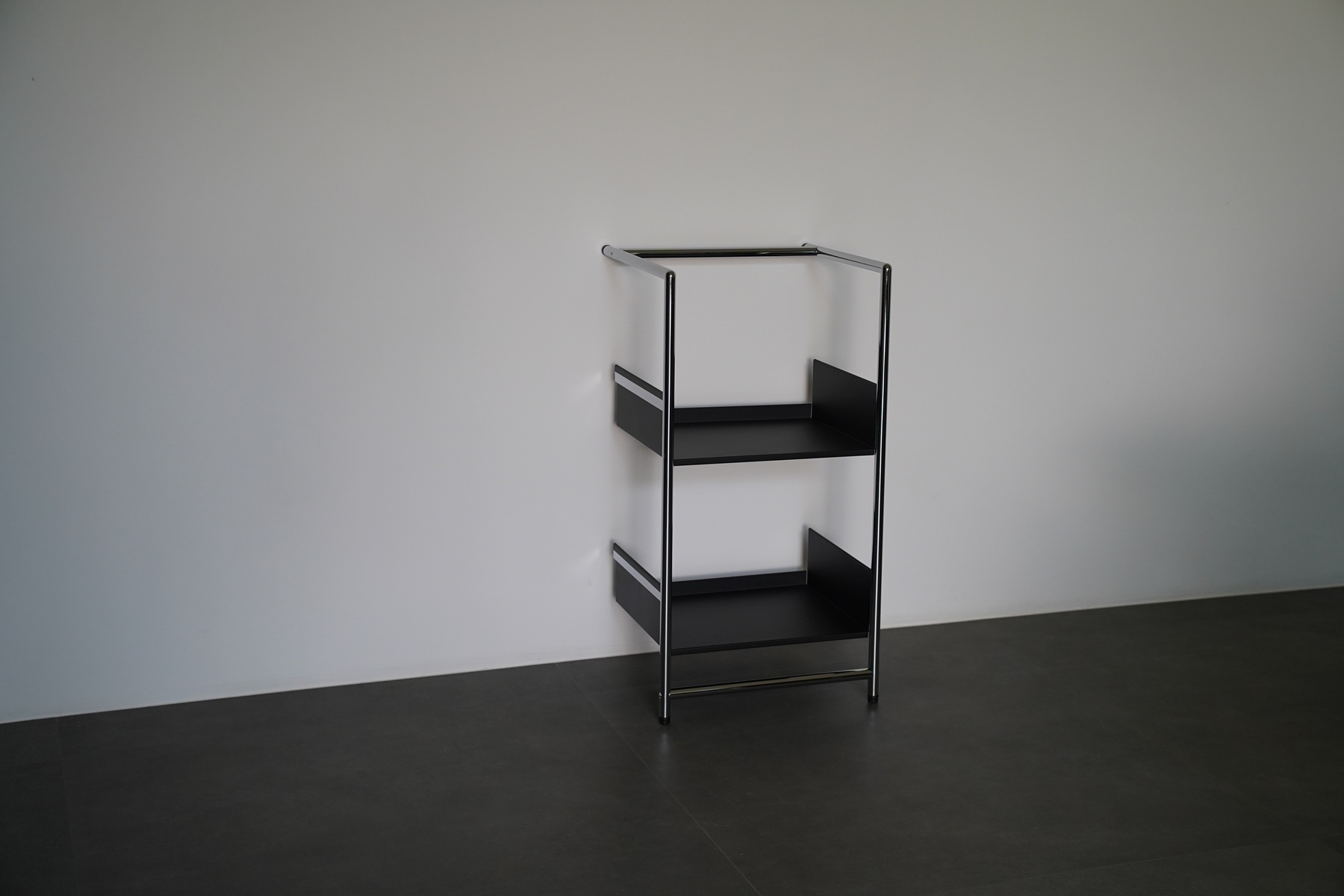 Pool 82 S Leaning shelf / Shoe rack Mox