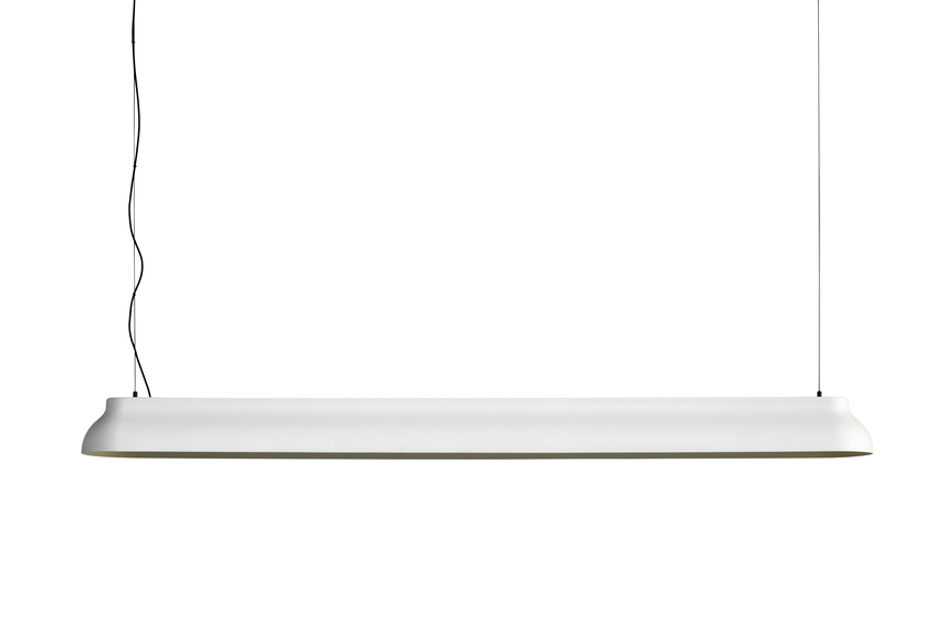 Nahaufnahme der PC Linear Pendelleuchte von Hay in Cremeweiß, moderne Hängelampe für Innenräume.