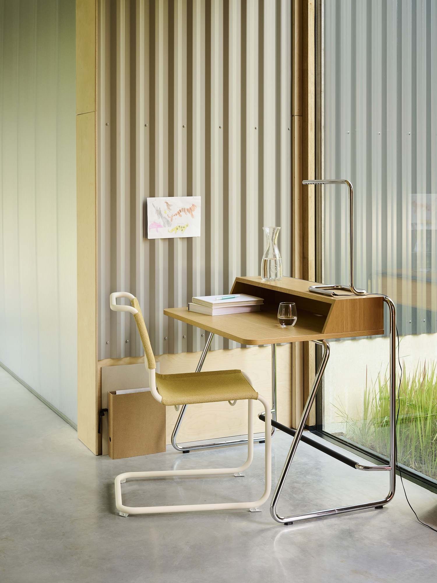 Thonet S 33 V Freischwinger Stuhl und passender Schreibtisch aus Stahlrohr und Holz im modernen Interieur.