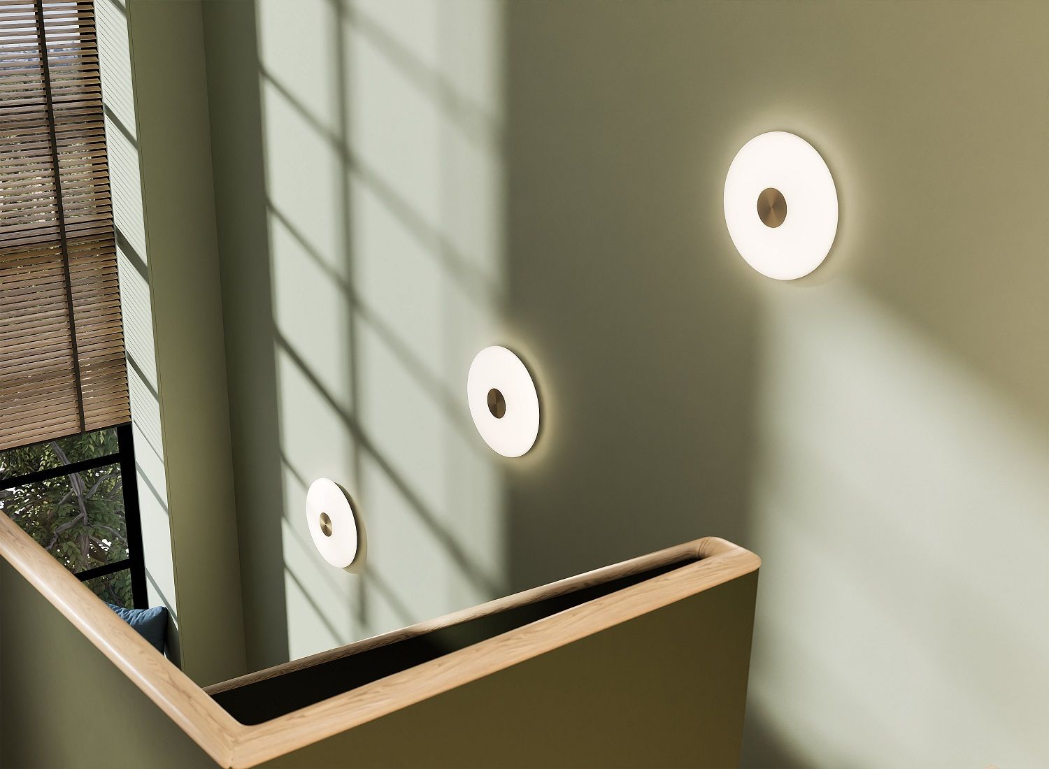 Drei Glint Glass Wandleuchten von Northern, modernes Design mit Opalglas, indirekte Beleuchtung für Wohnraum und Treppenhaus.