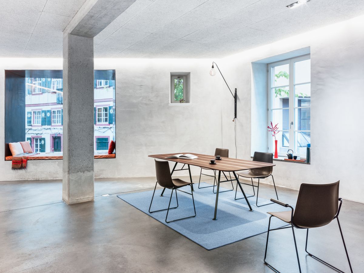 Akio Steel Table Girsberger